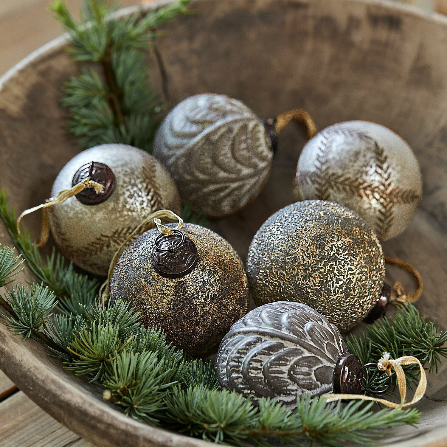 Set di 6 palline di Natale Hélisande Set di palline di Natale in vetro dorate e argentate con motivo decorativo e rami verdi