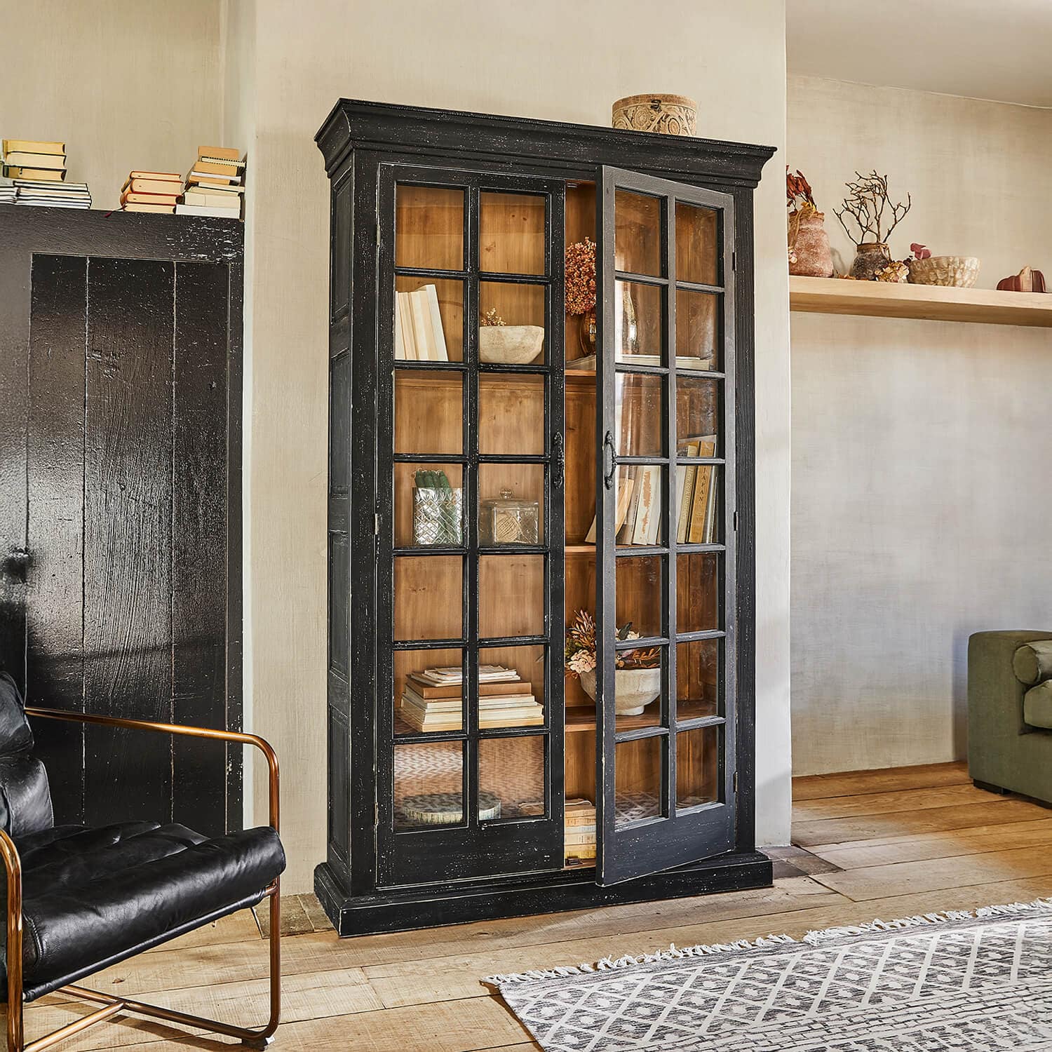 Vetrina in legno nero con ante in vetro e interno naturale, mobile elegante per soggiorno