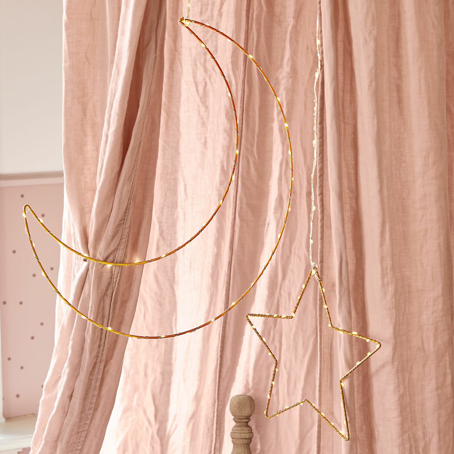 Coppia di decorazioni a luci LED Padden Decorazione sospesa in filo metallico dorato a forma di luna e stella davanti a tende rosa