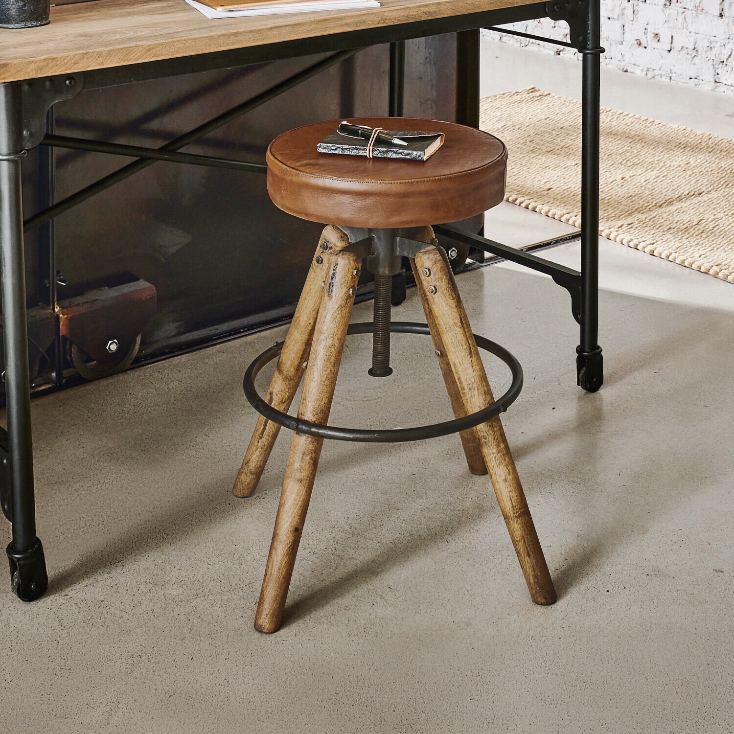 Sgabello Twist Sgabello da bar con seduta in pelle marrone e gambe in legno stile industriale
