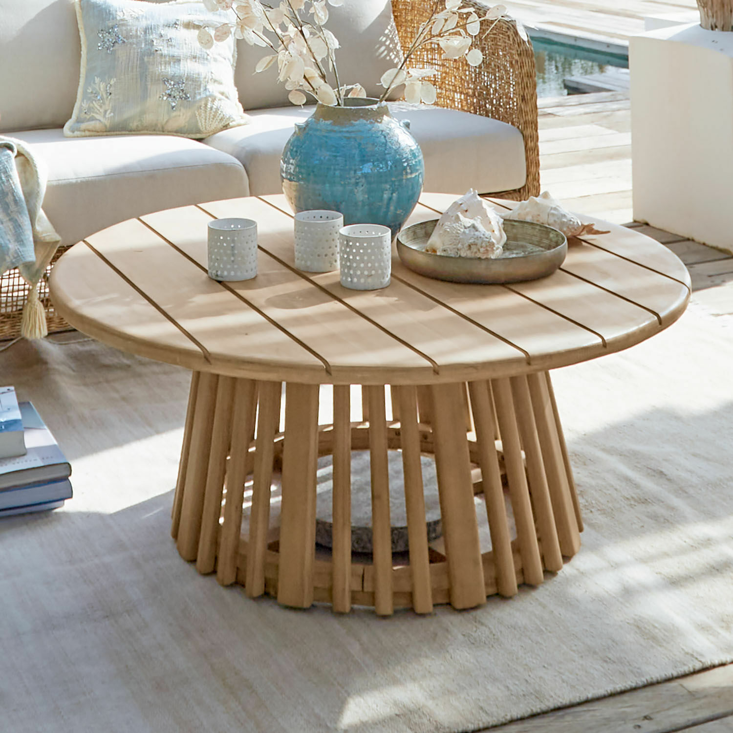 Tavolino da salotto FSC®-100% Tewsbury Tavolino rotondo in legno chiaro con decorazioni su terrazza vicino alla piscina