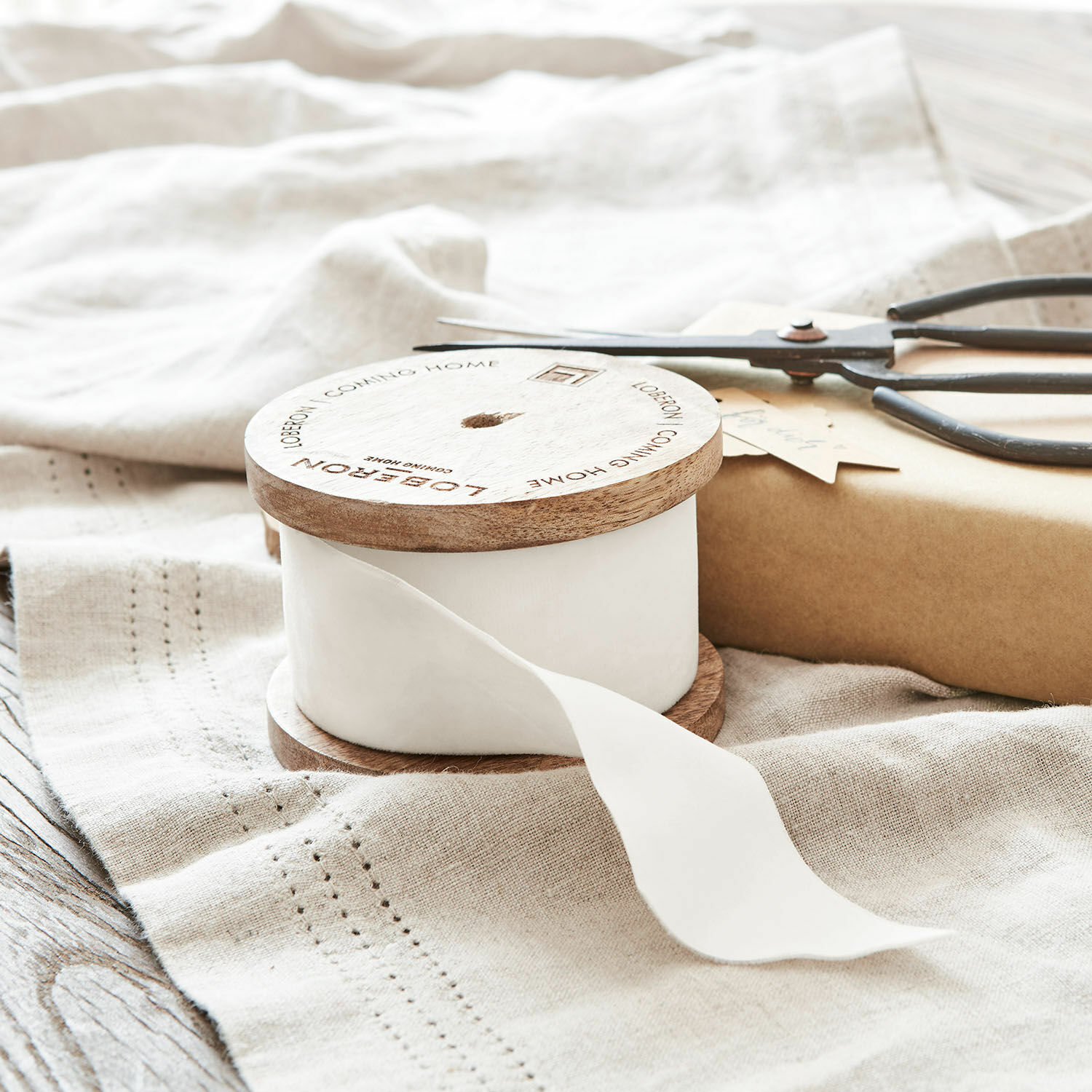 Nastro di velluto Phaedra Nastro bianco in cotone su bobina di legno con scritta Loberon su tessuto di lino, accessori per decorazione e confezionamento
