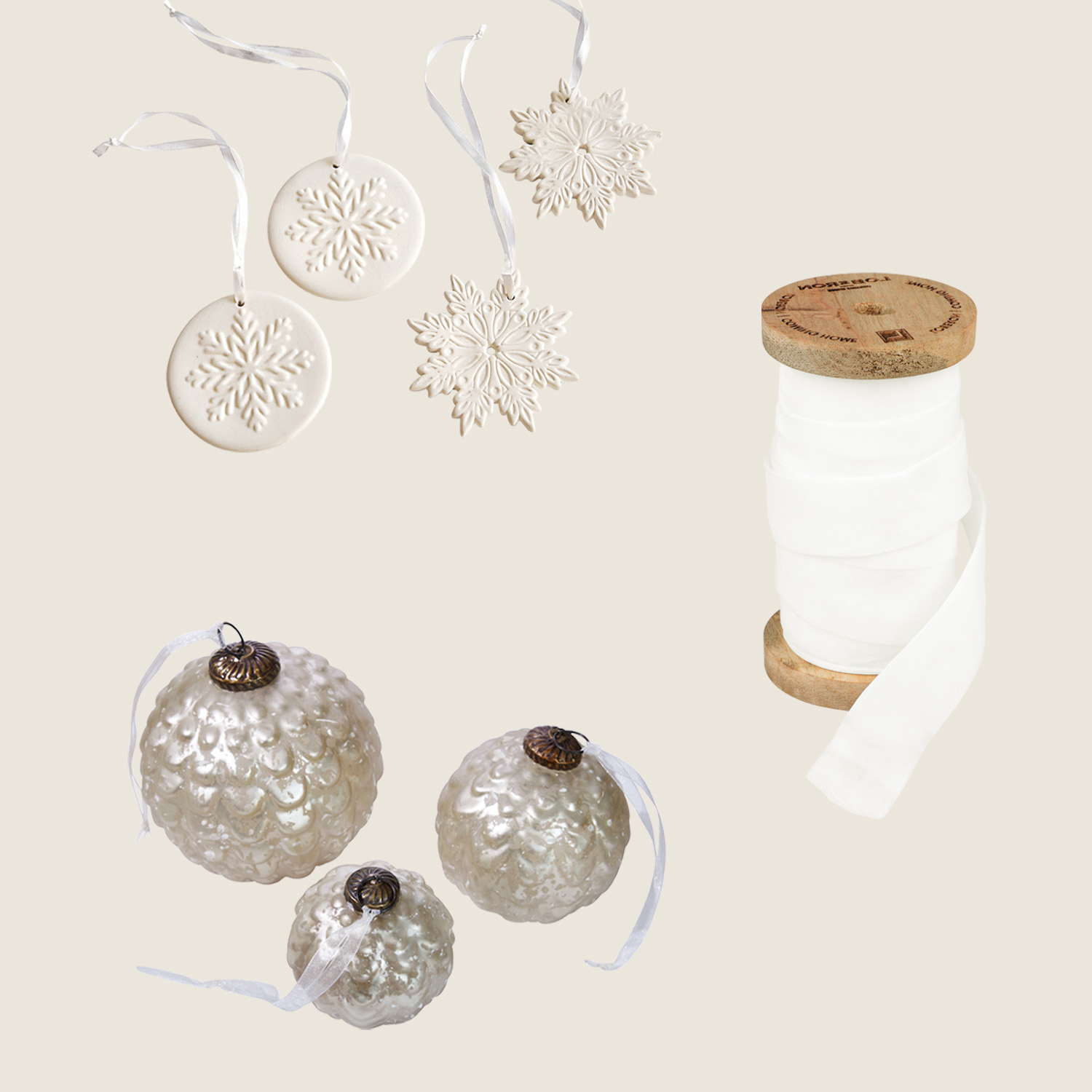 Set di decorazioni natalizie bianche in ceramica e palline di vetro con nastro bianco su rocchetto di legno