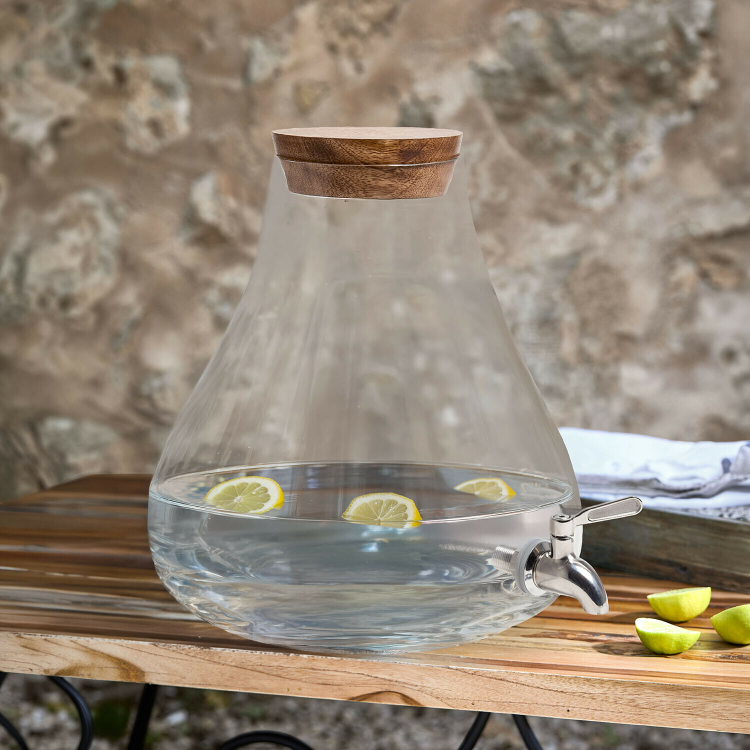 Dispenser per bevande Dispenser per bevande in vetro con coperchio in legno e rubinetto in metallo, fette di limone all'interno