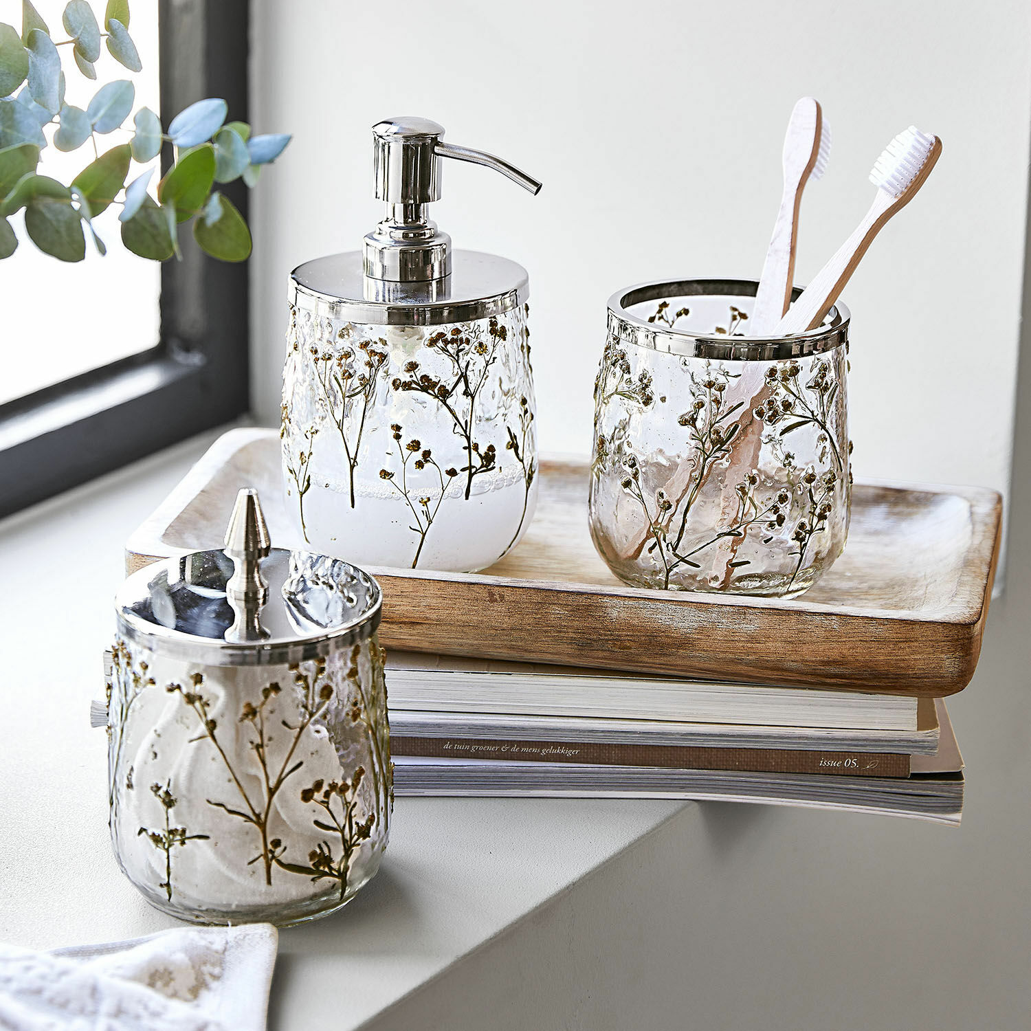 Set per bagno Elorisse Set da bagno in vetro con motivo floreale e dettagli metallici su vassoio in legno