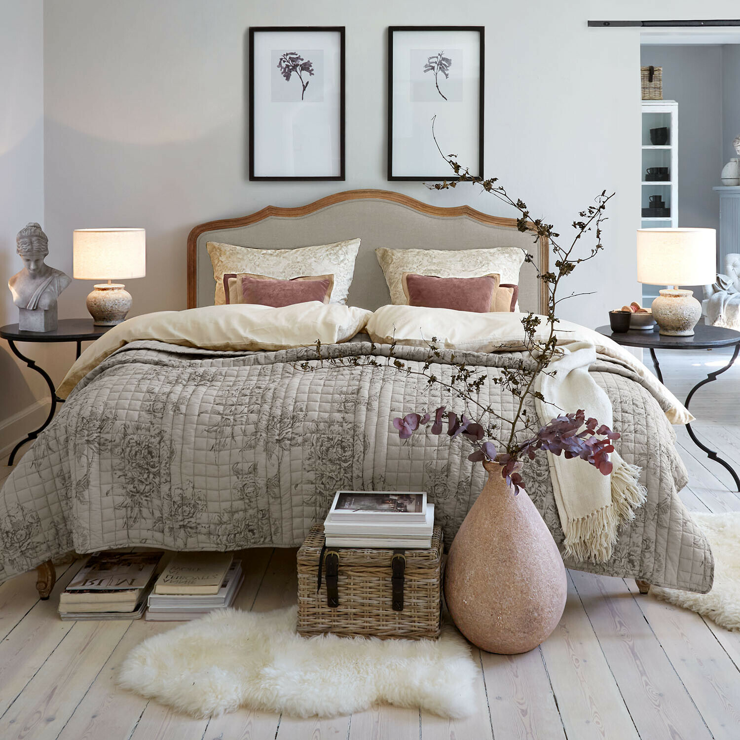 Letto Serravalle Camera da letto accogliente con letto in biancheria beige e coperta trapuntata decorativa a motivo floreale