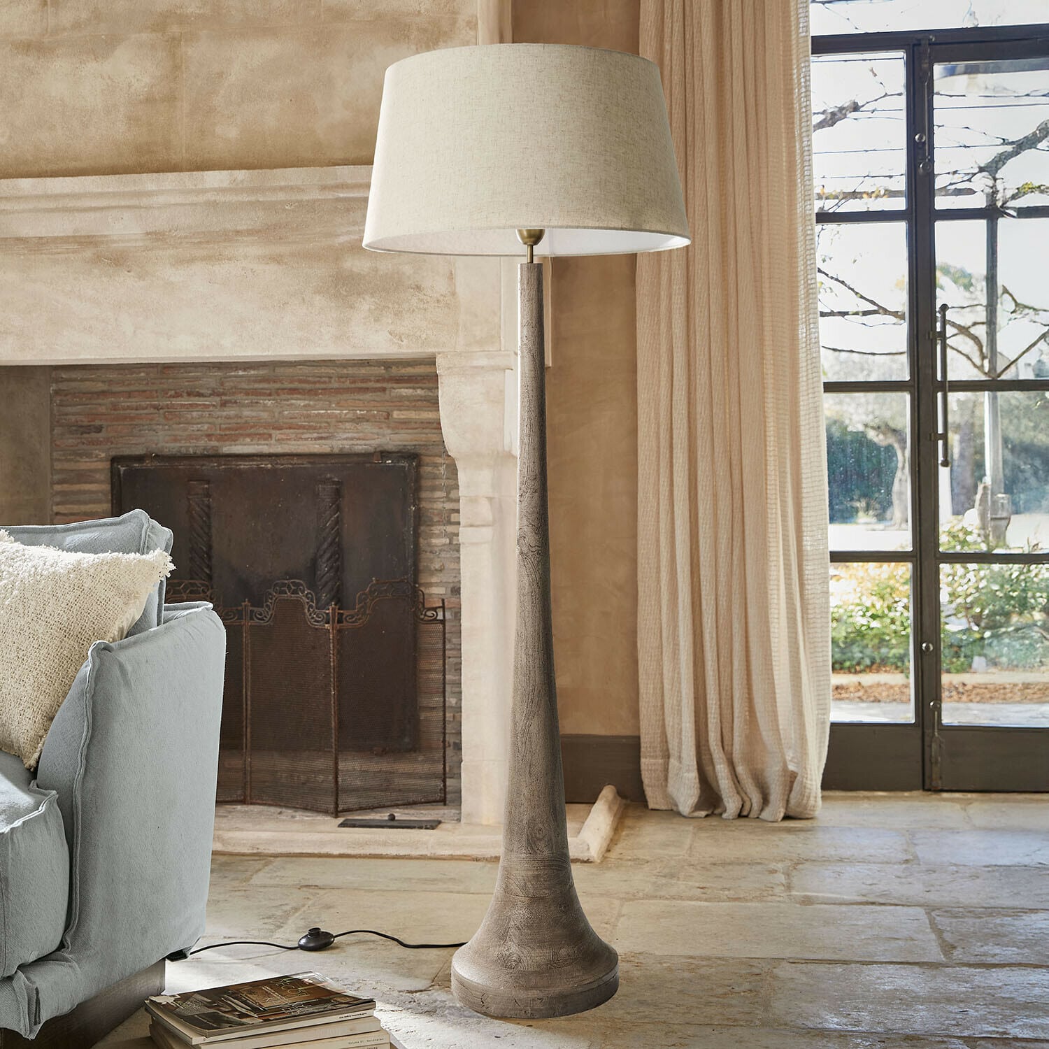 Lampada a stelo Helsfjord Lampada da terra con base in legno e paralume beige in soggiorno accogliente con camino