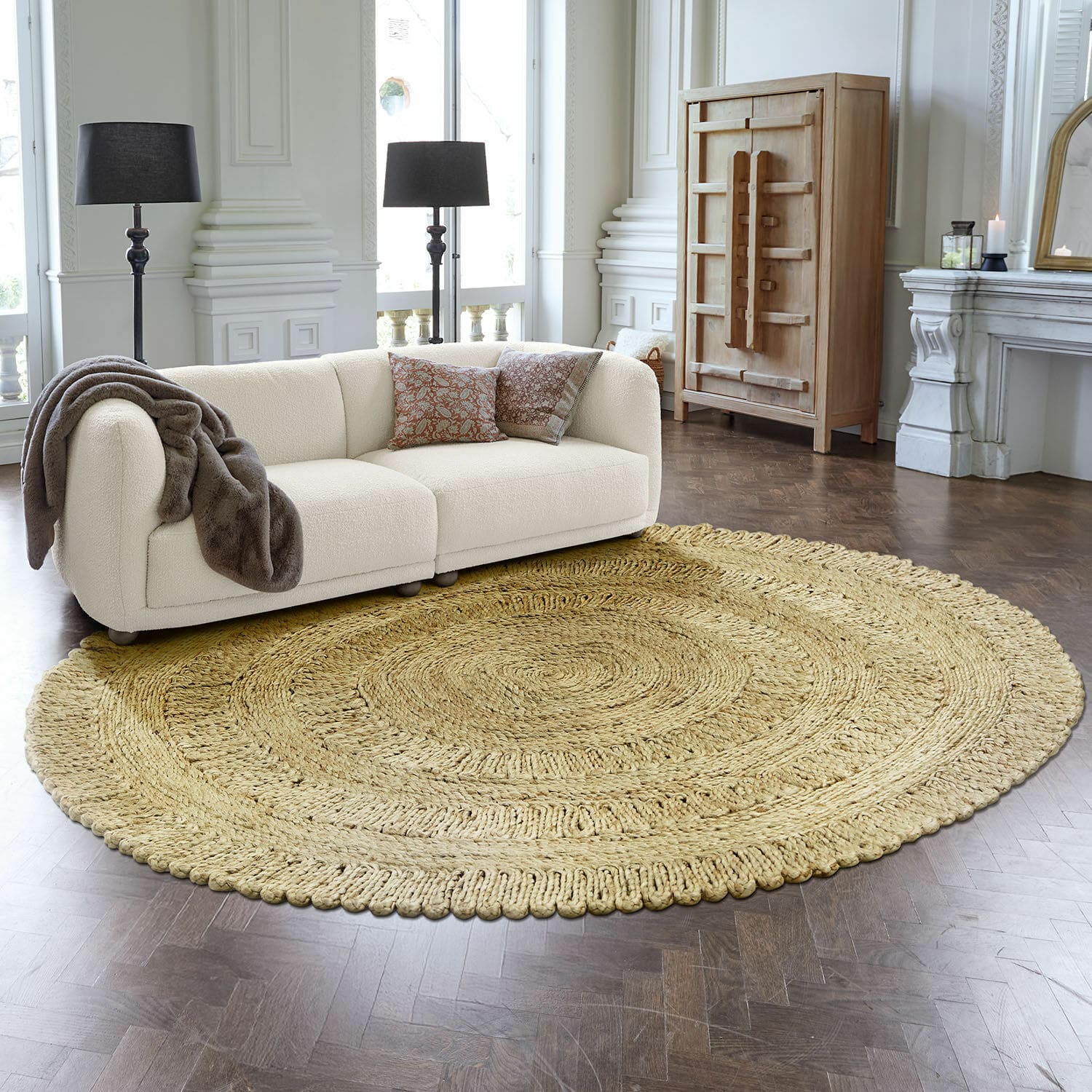 Tappeto Arendel Tappeto rotondo beige in materiale naturale in soggiorno moderno con divano bianco e lampade nere