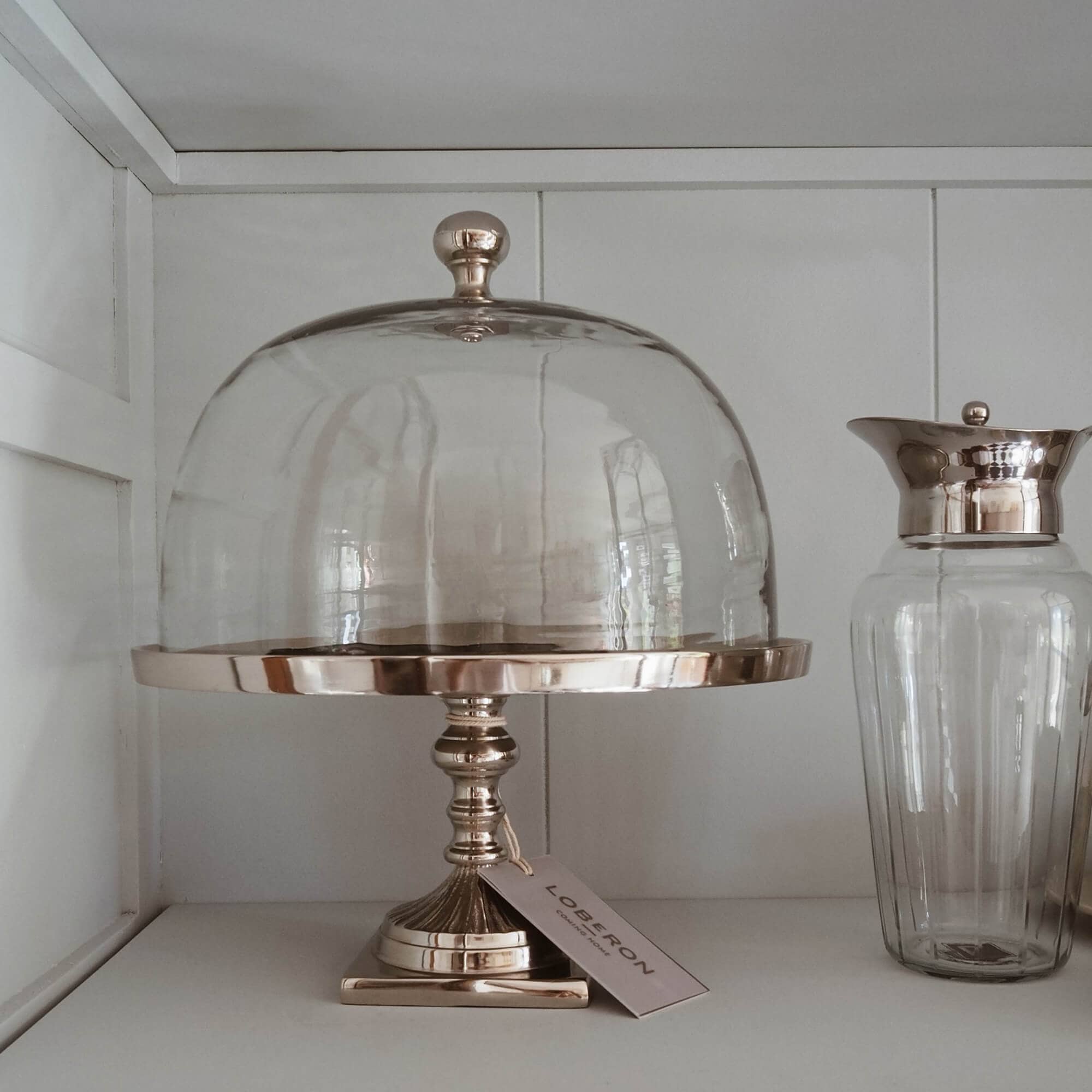 Campana in vetro su base metallica dorata per servire dolci e dessert in stile slow living