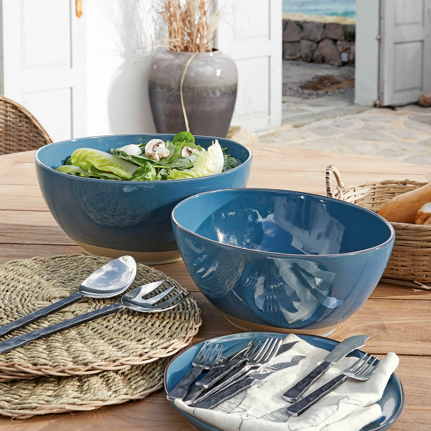 Coppia di insalatiere Biarré Set di ciotole in ceramica blu per insalata su tavolo in legno con posate e pane