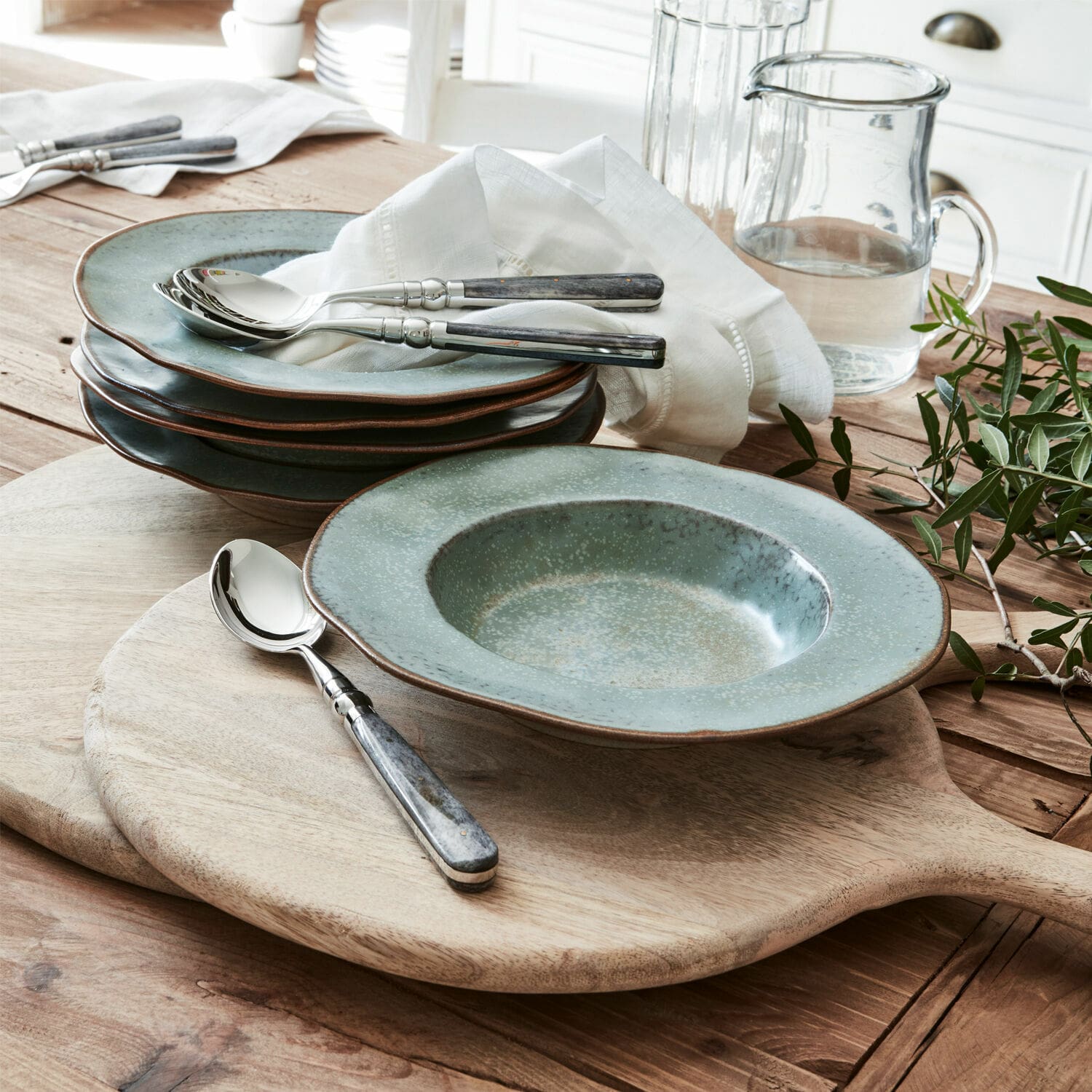Servizio di 6 piatti fondi Biarré Set di piatti in ceramica verde con cucchiai in metallo su tagliere in legno rustico