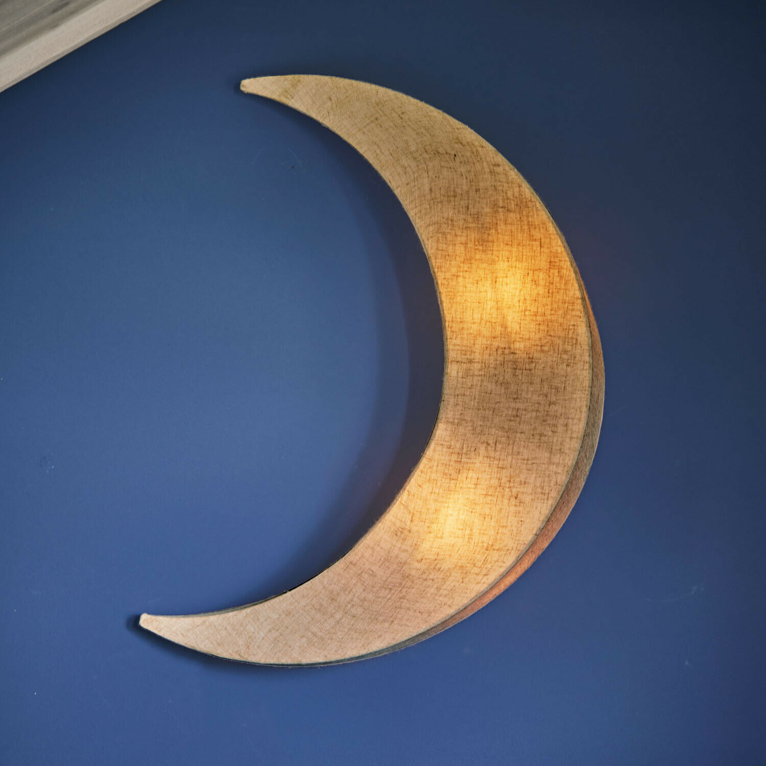 Lampada da parete Jollymoon Lampada da parete a forma di luna in tessuto beige su parete blu