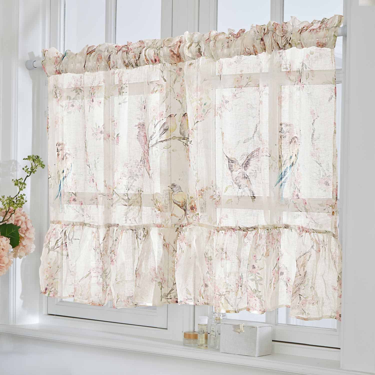 Tenda trasparente con delicato motivo di uccelli e fiori in colori pastello per decorare la finestra