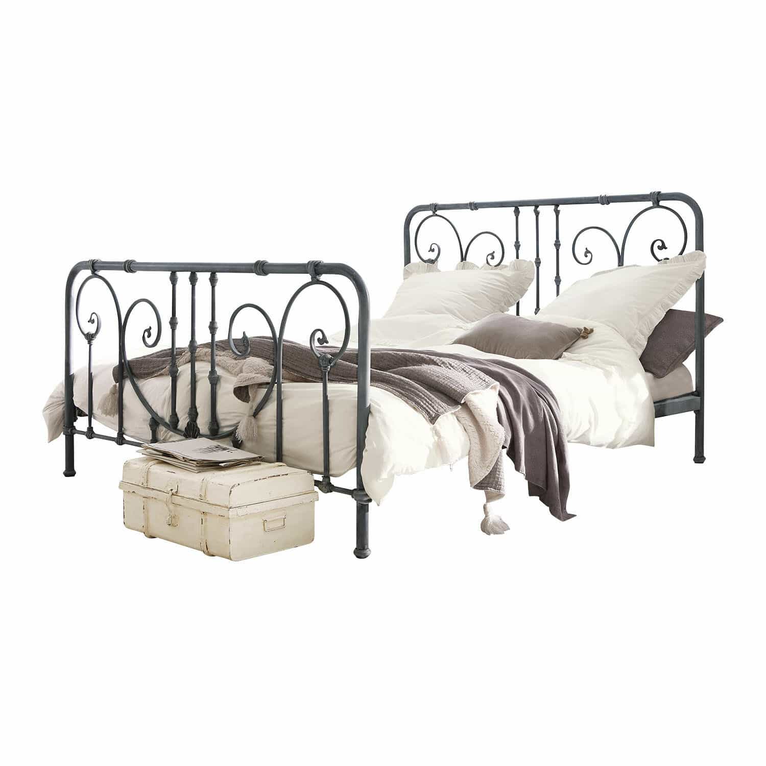 Letto Genouillé Letto in metallo grigio stile vintage con decorazioni ornamentali, biancheria da letto bianca e coperte grigie