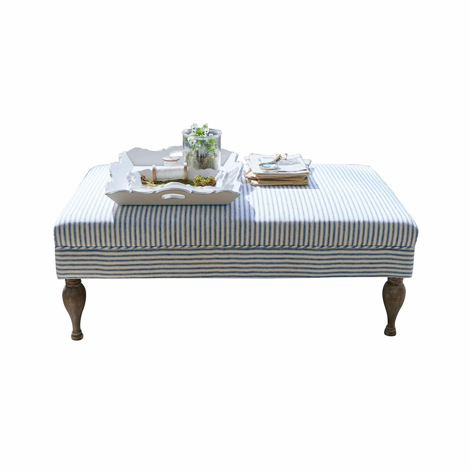 Pouf Ulysette Poggiapiedi imbottito a righe blu con gambe in legno, mobile per soggiorno