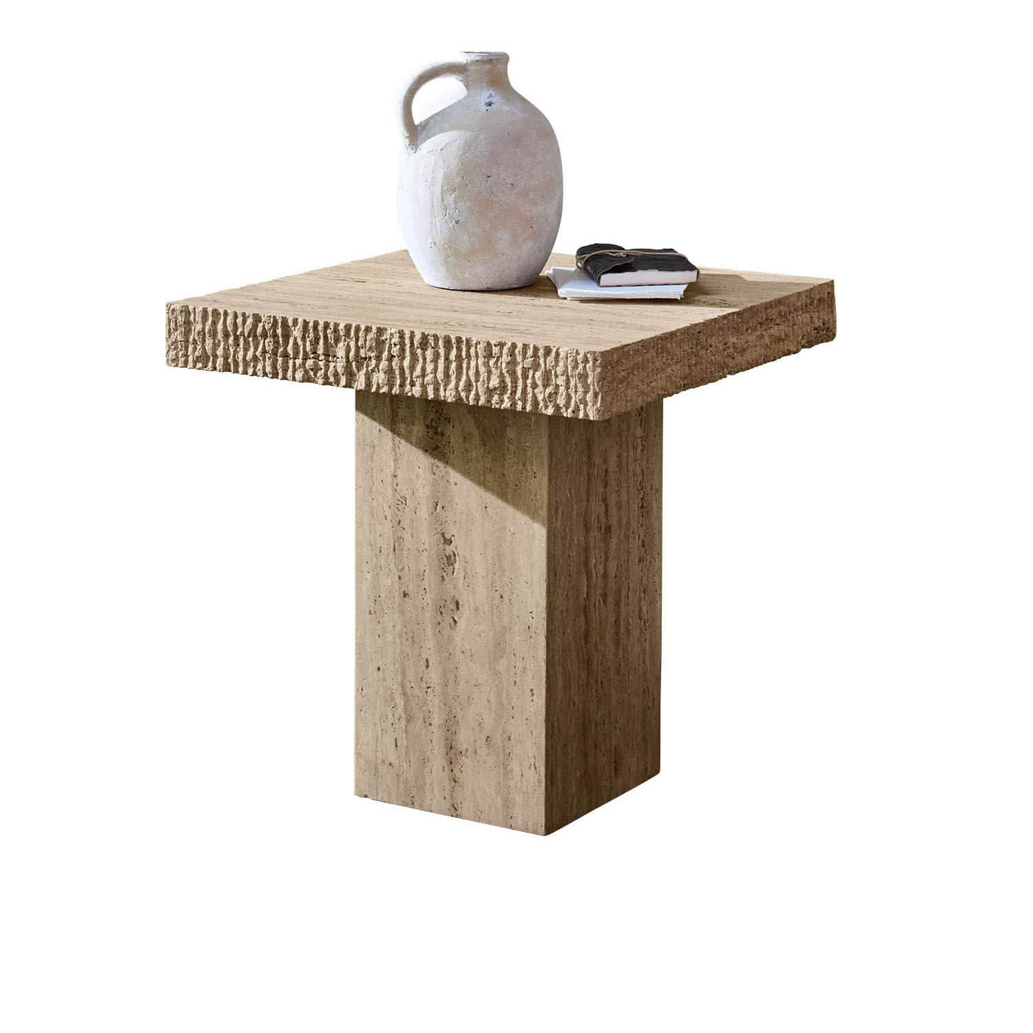 Tavolino di complemento Gainsbury Tavolino quadrato in travertino beige naturale con brocca decorativa e libri sopra