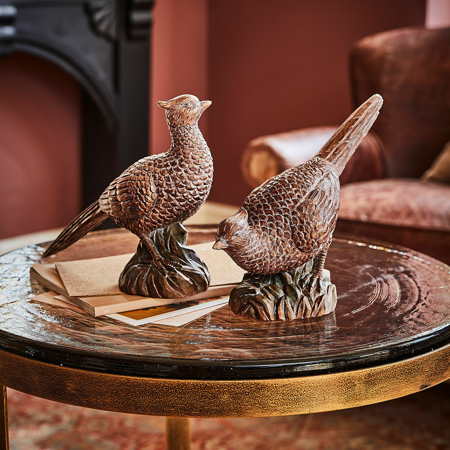 Coppia di uccellini decorativi Vivoso Due figure decorative di uccelli in legno marrone su tavolo in vetro in soggiorno