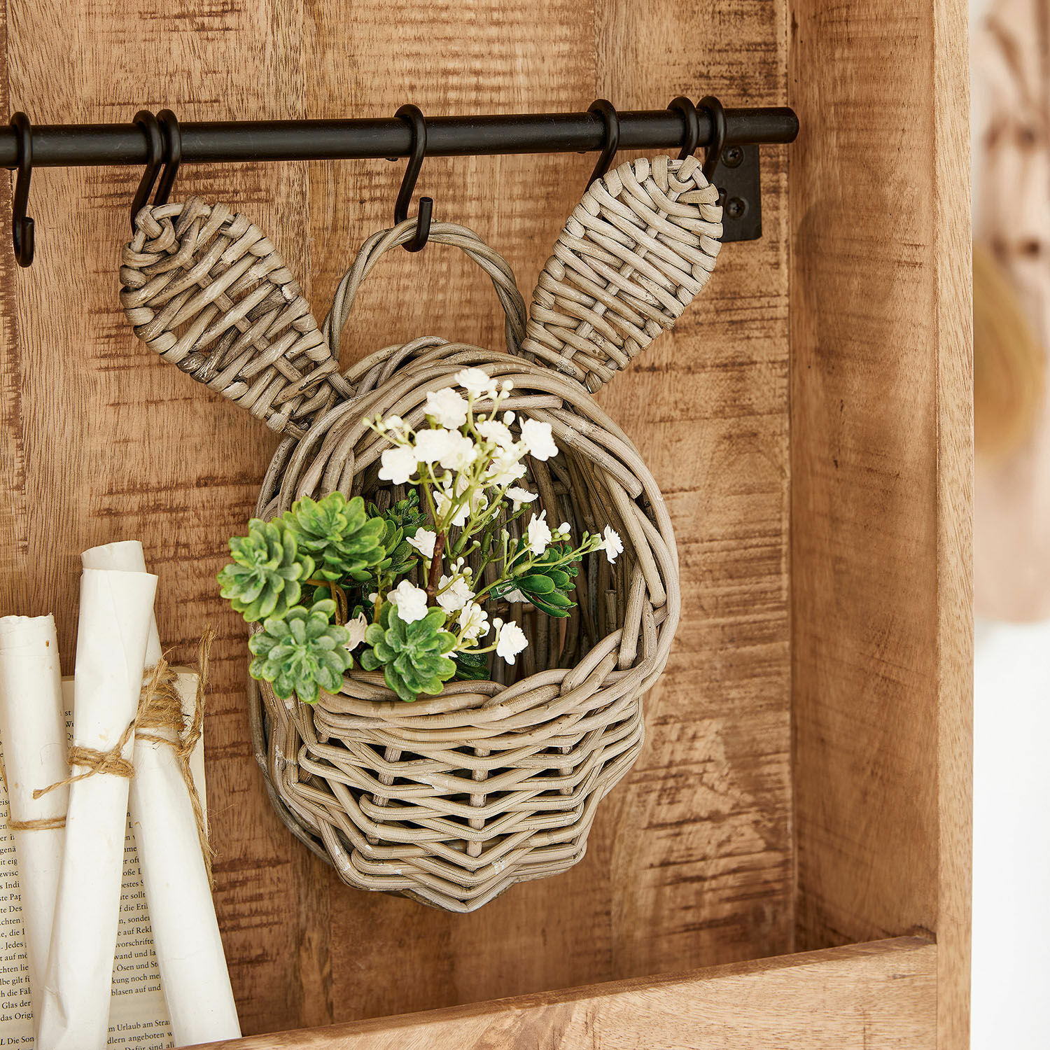 Cesto Frances Cesto appeso in rattan a forma di testa con orecchie, decorato con fiori bianchi e verdi