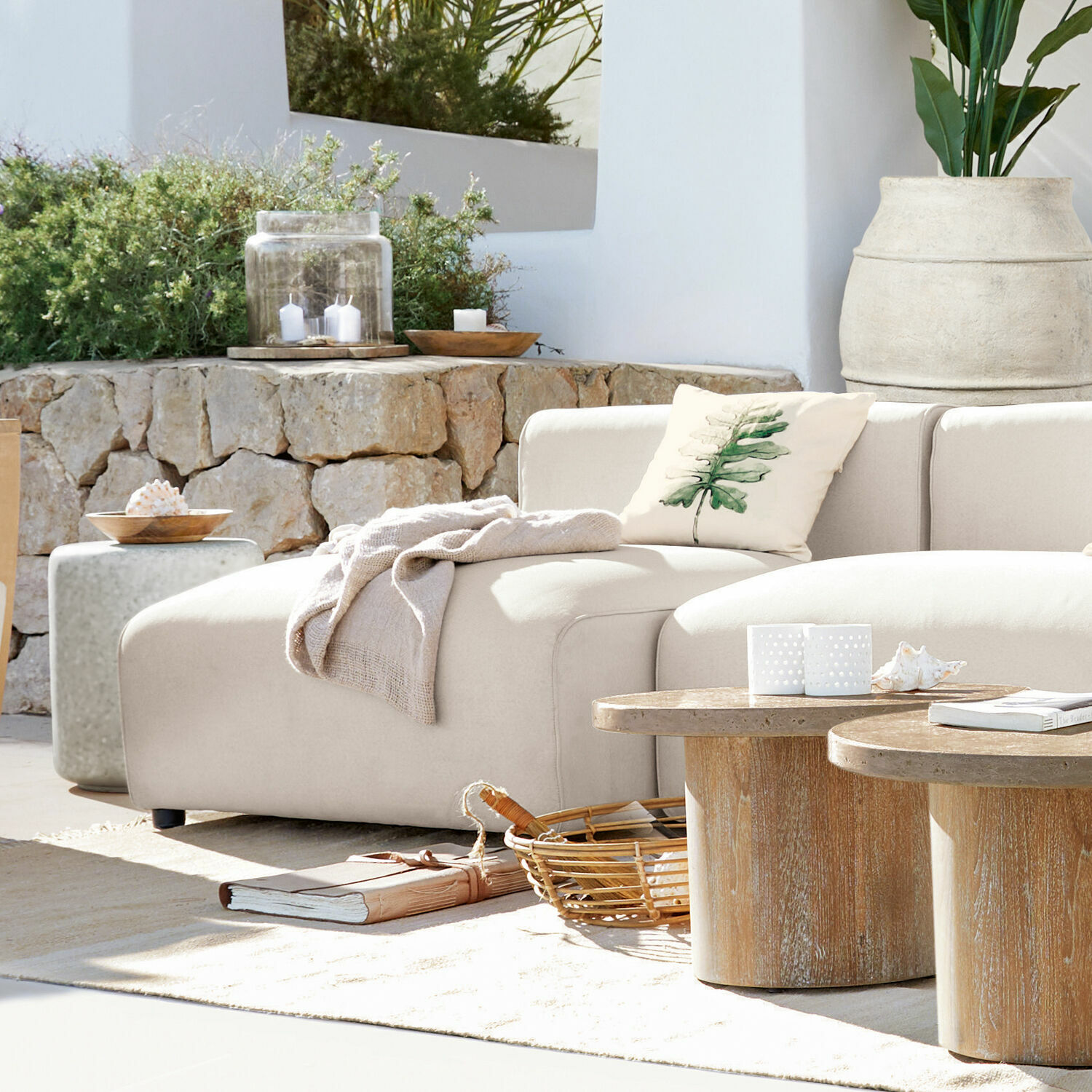 DIvano modulare Vézère Divano beige in tessuto con cuscino foglia e tavolini in legno in soggiorno luminoso