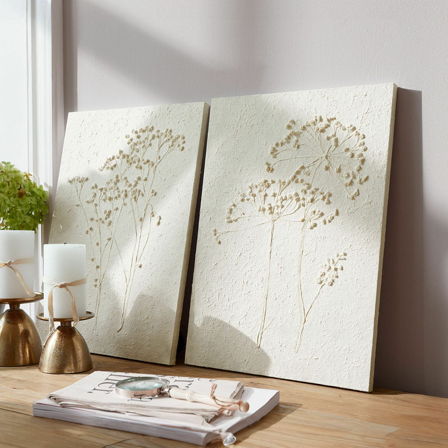Coppia di quadretti Tiloren Pannelli decorativi crema con rilievo floreale su tavolo in legno chiaro
