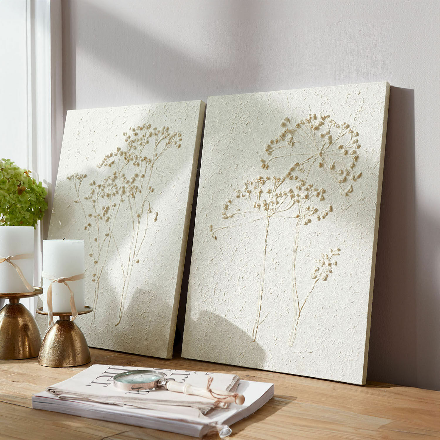 Coppia di quadretti Tiloren Pannelli decorativi crema con rilievo floreale su tavolo in legno chiaro