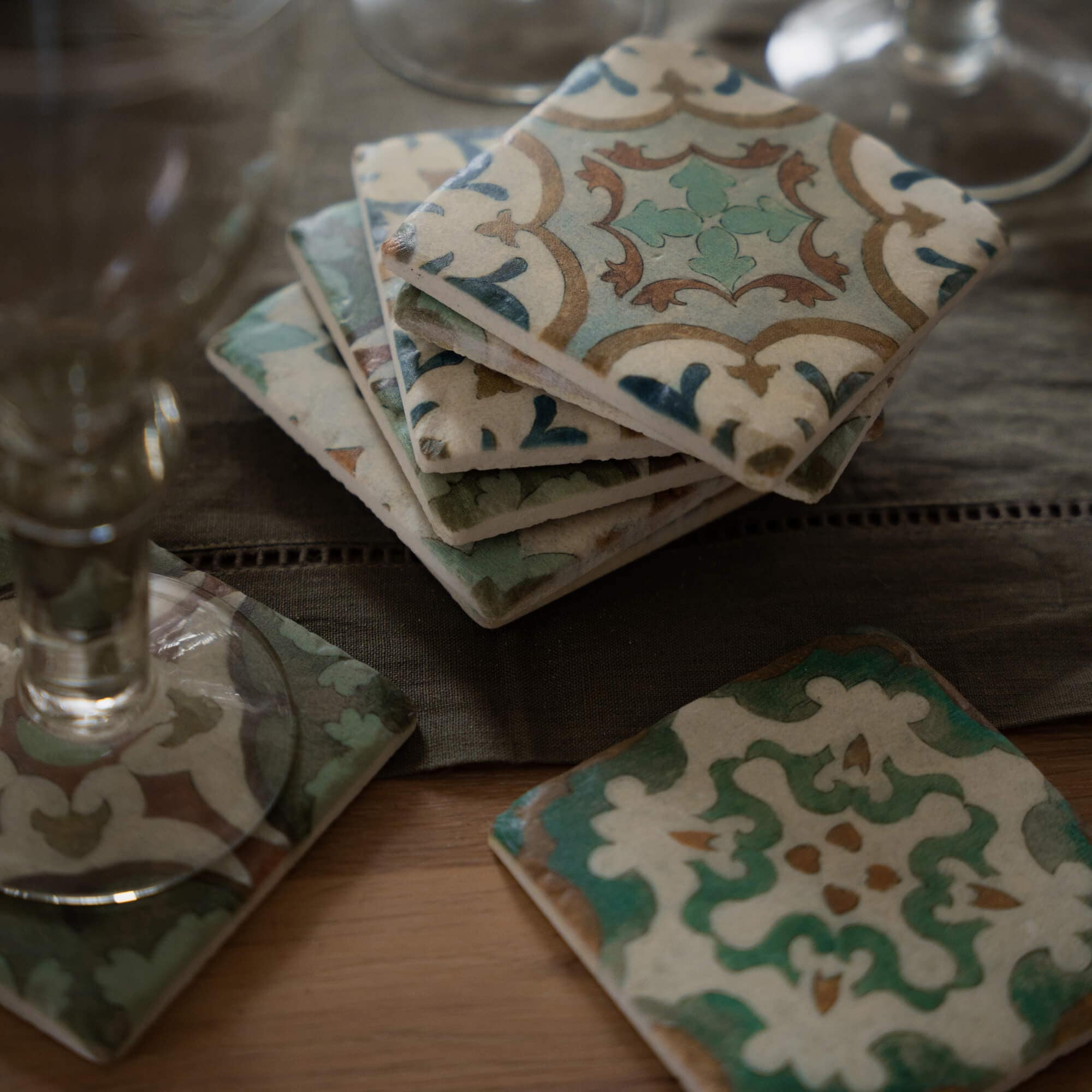 Set di sottobicchieri in ceramica con motivo vintage verde e marrone per proteggere i mobili