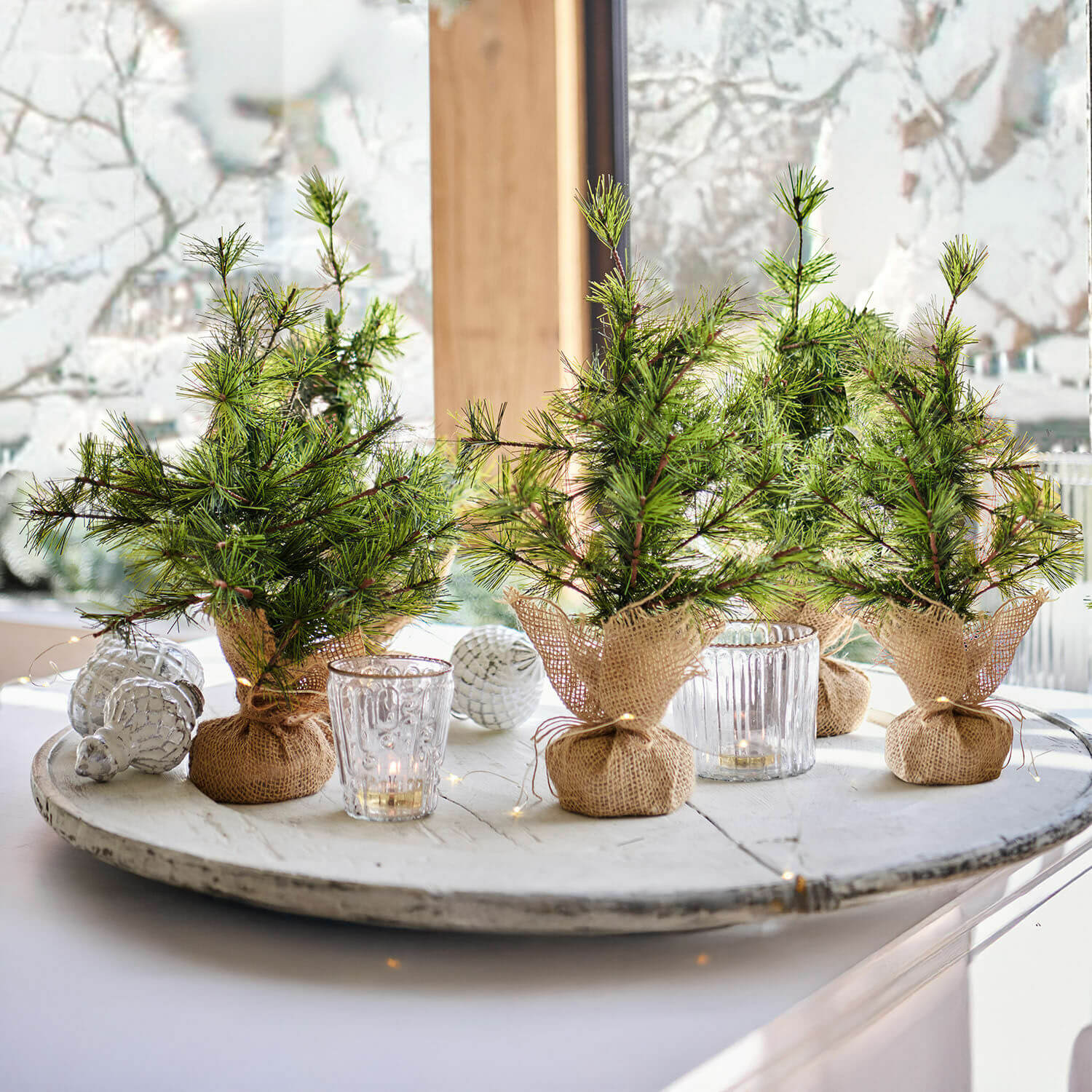 Set di 4 alberelli decorativi Millies Piccoli alberi di Natale decorativi in sacchetti di juta su vassoio bianco con candele e decorazioni