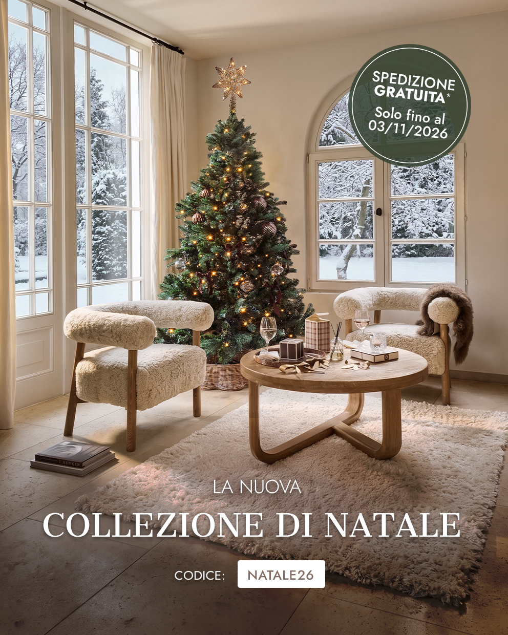 Accogliente soggiorno con albero di Natale, mobili in legno chiaro e poltrone imbottite color crema per atmosfera festiva