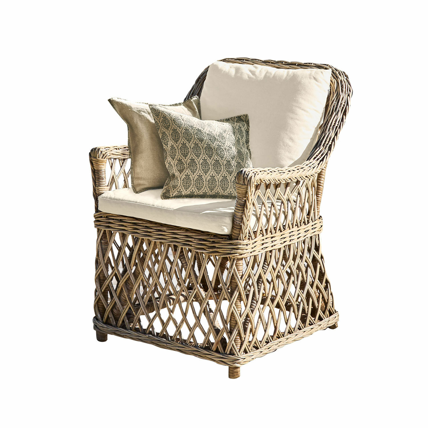 Poltrona Nesvryn Poltrona in rattan con cuscini crema e cuscini decorativi beige per un soggiorno accogliente