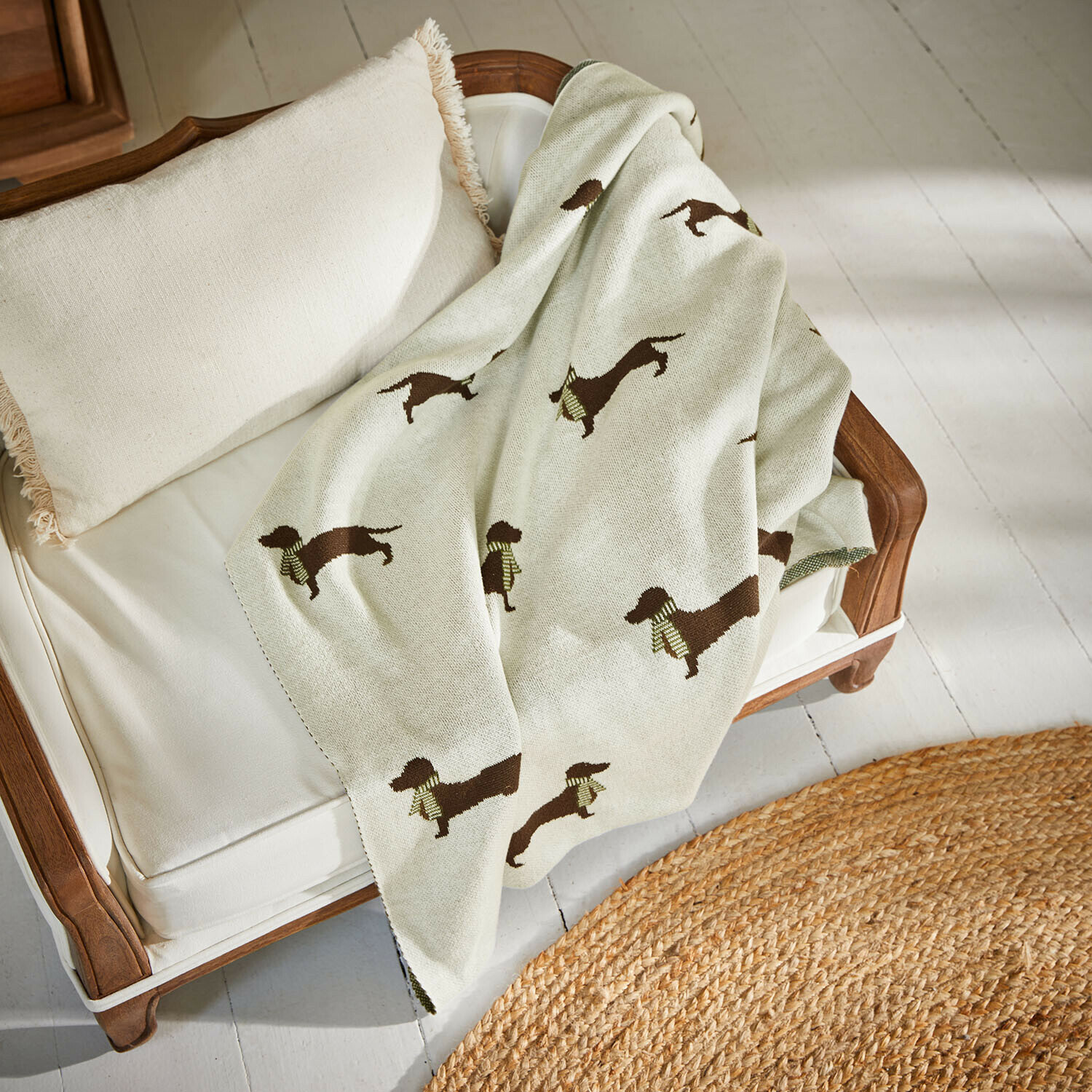 Coperta per animali domestici Brisette Coperta beige con motivo bassotto su divano bianco in legno con cuscino con frange