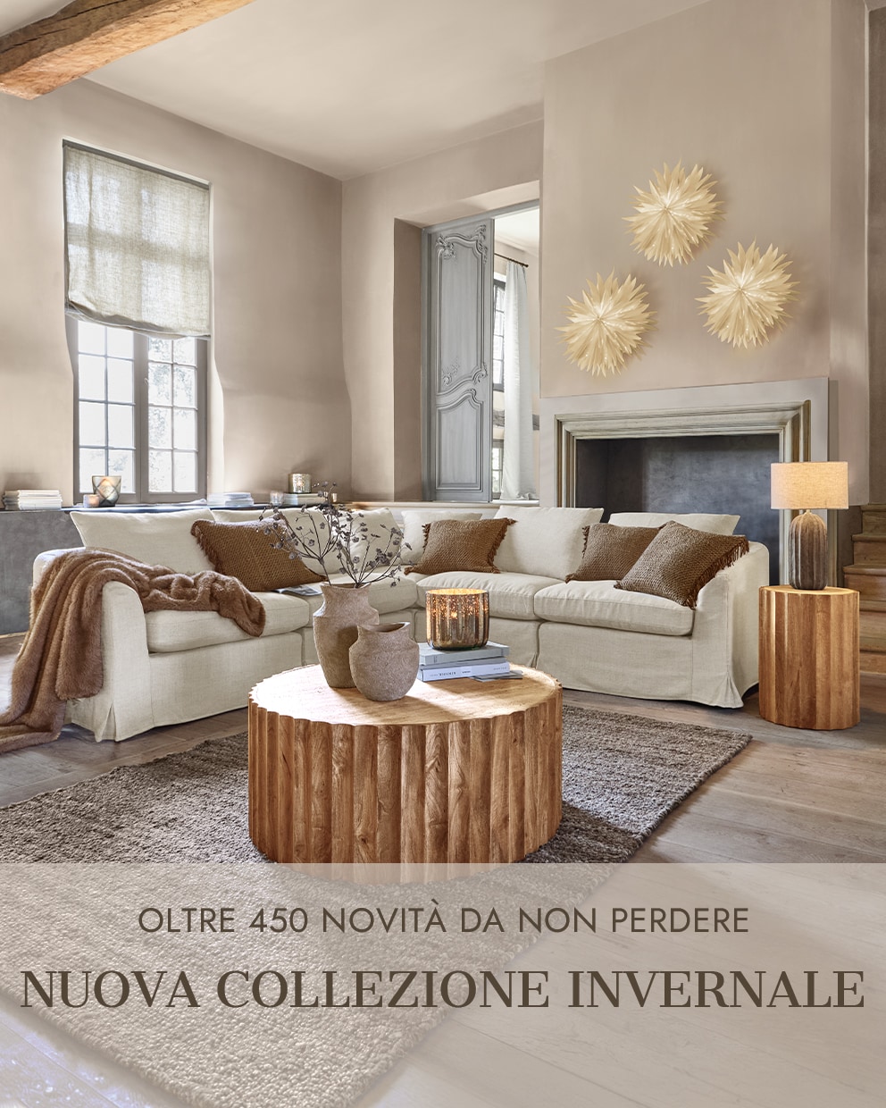 Soggiorno accogliente con divano beige, tavolino in legno e decorazioni da parete della nuova collezione invernale