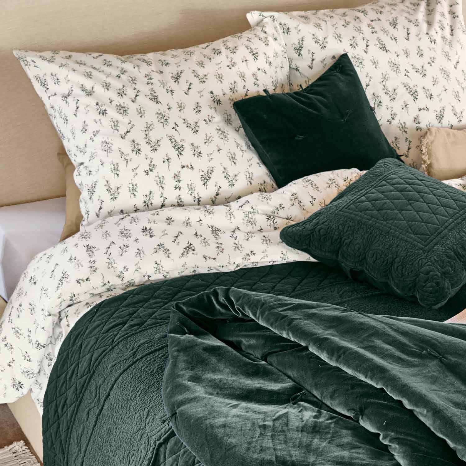 Set di biancheria da letto in cotone con motivo floreale bianco e coperta in velluto verde scuro con cuscini
