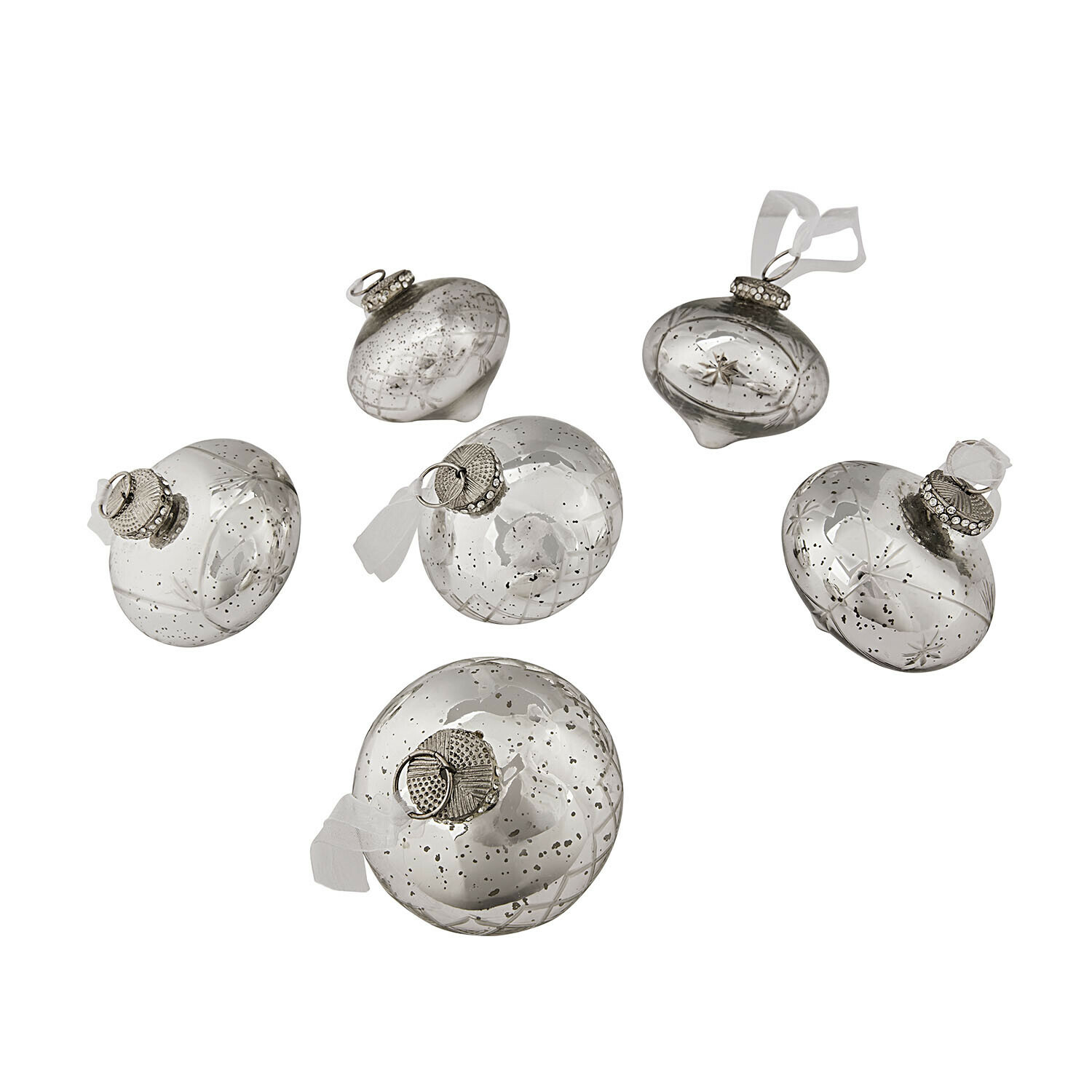 Set di 6 decorazioni natalizie Cheshire Set di sei palline di Natale in vetro argentato con motivo delicato e ganci metallici