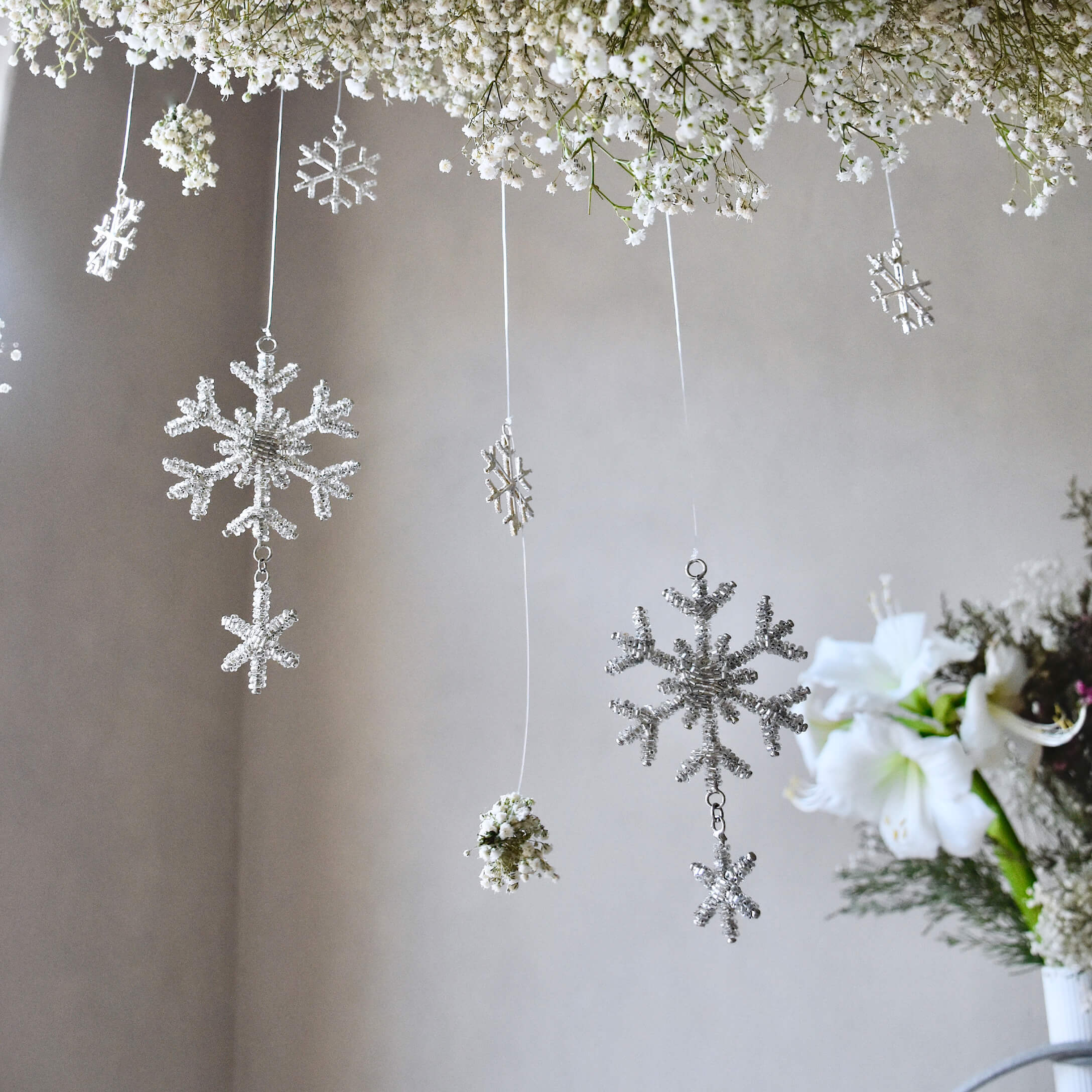 Decorazioni sospese a forma di fiocchi di neve bianchi e fiori, elegante decorazione invernale