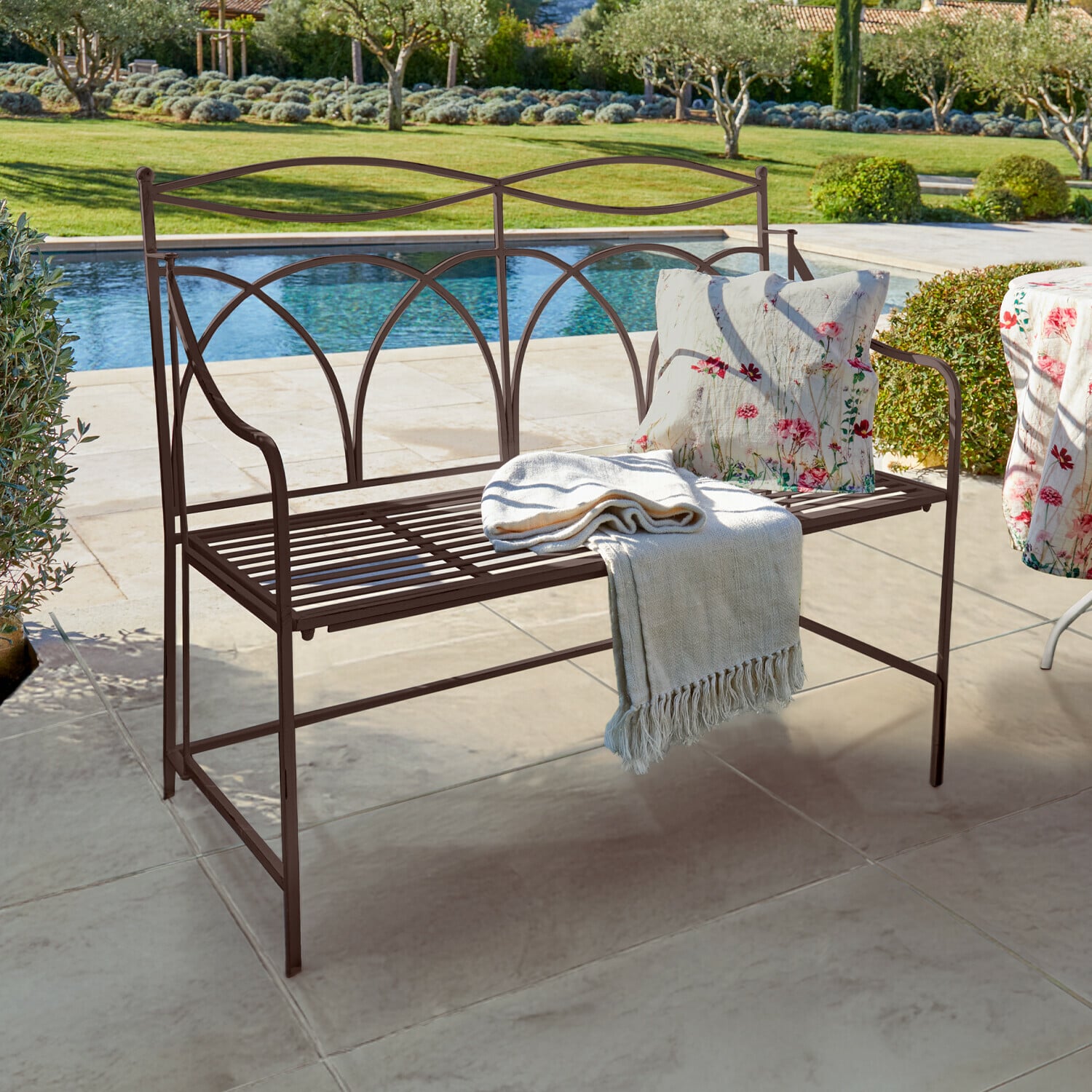 Panchina Jablines Panchina da giardino in metallo marrone con cuscino e coperta vicino alla piscina sulla terrazza