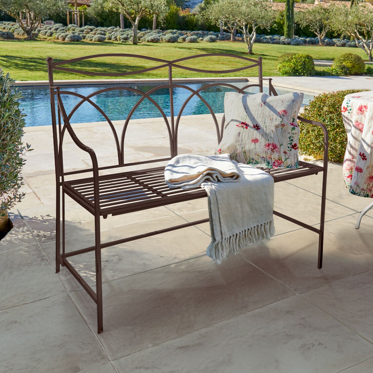 Panchina Jablines Panchina da giardino in metallo marrone con cuscino e coperta vicino alla piscina sulla terrazza