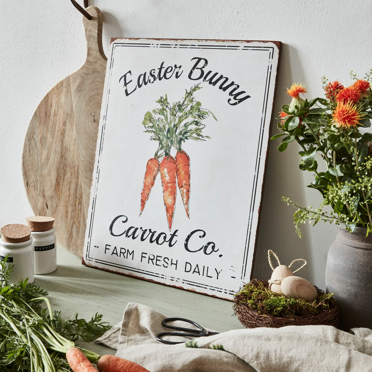 Targa decorativa Gimont Targa decorativa in metallo con motivo carote e scritta Easter Bunny Carrot Co. in stile rustico