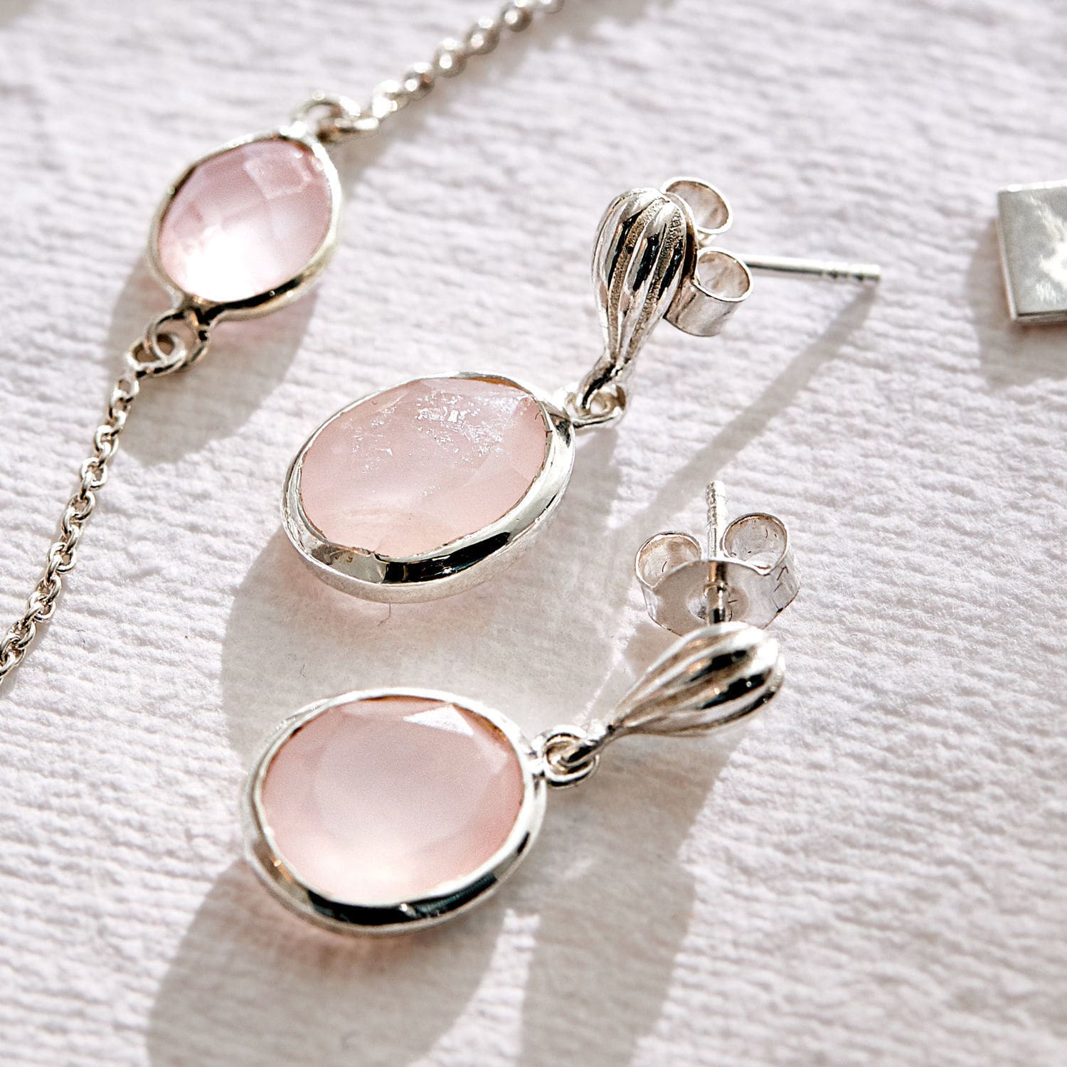 Orecchini Meadow Orecchini in argento con pietra rosa ovale, gioielli delicati da donna