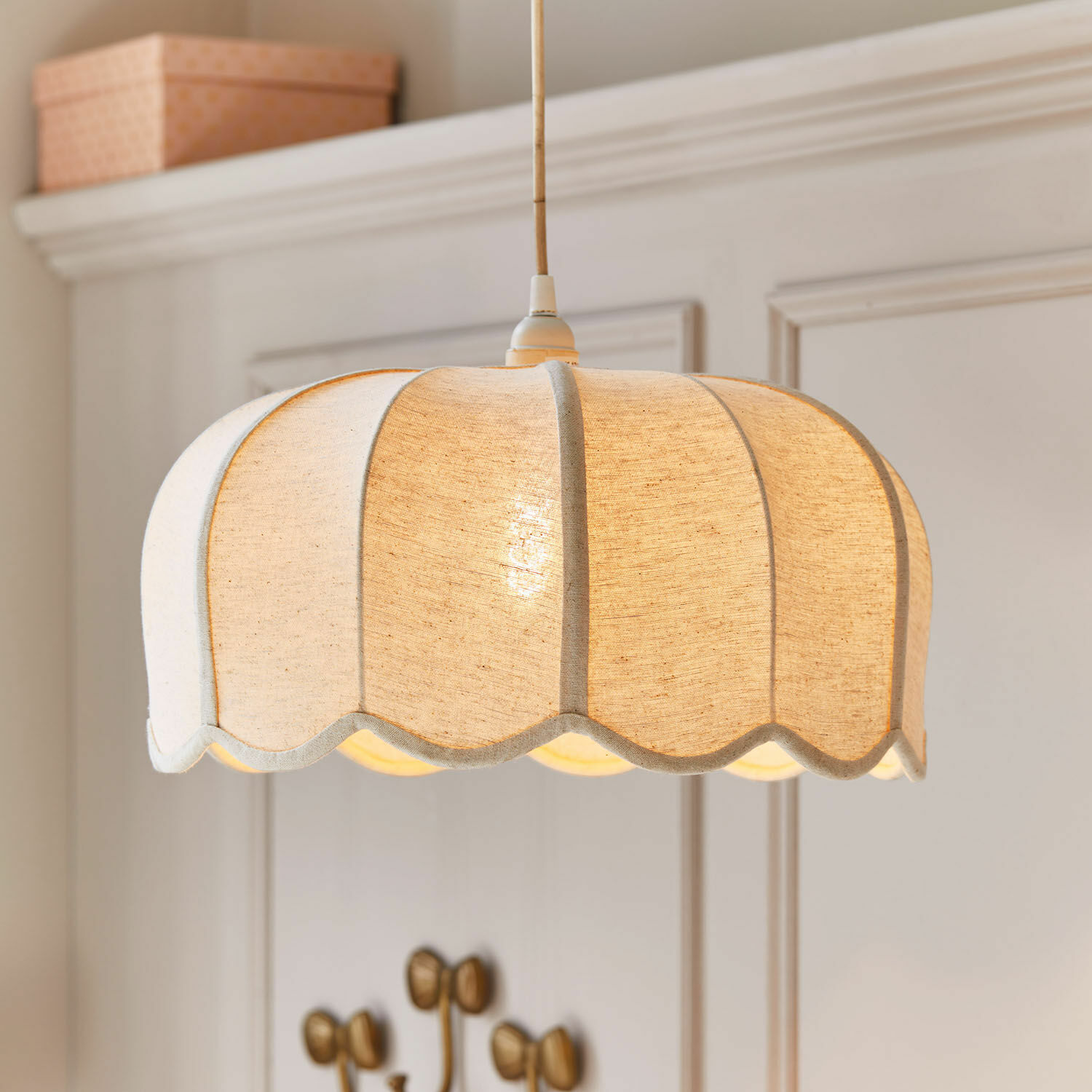 Lampada a sospensione Ljosna Lampada a sospensione in tessuto color crema con forma ondulata, luce decorativa per soggiorno