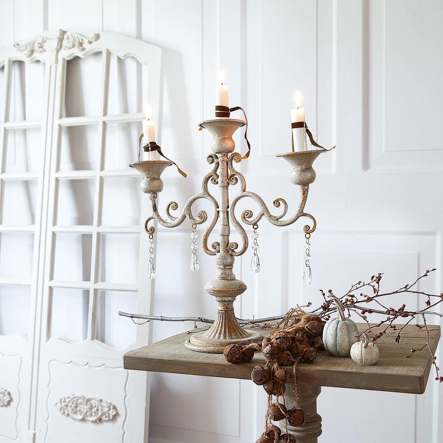 Candelabro Chantan Candelabro vintage in metallo bianco a tre braccia con candele e decorazioni in cristallo