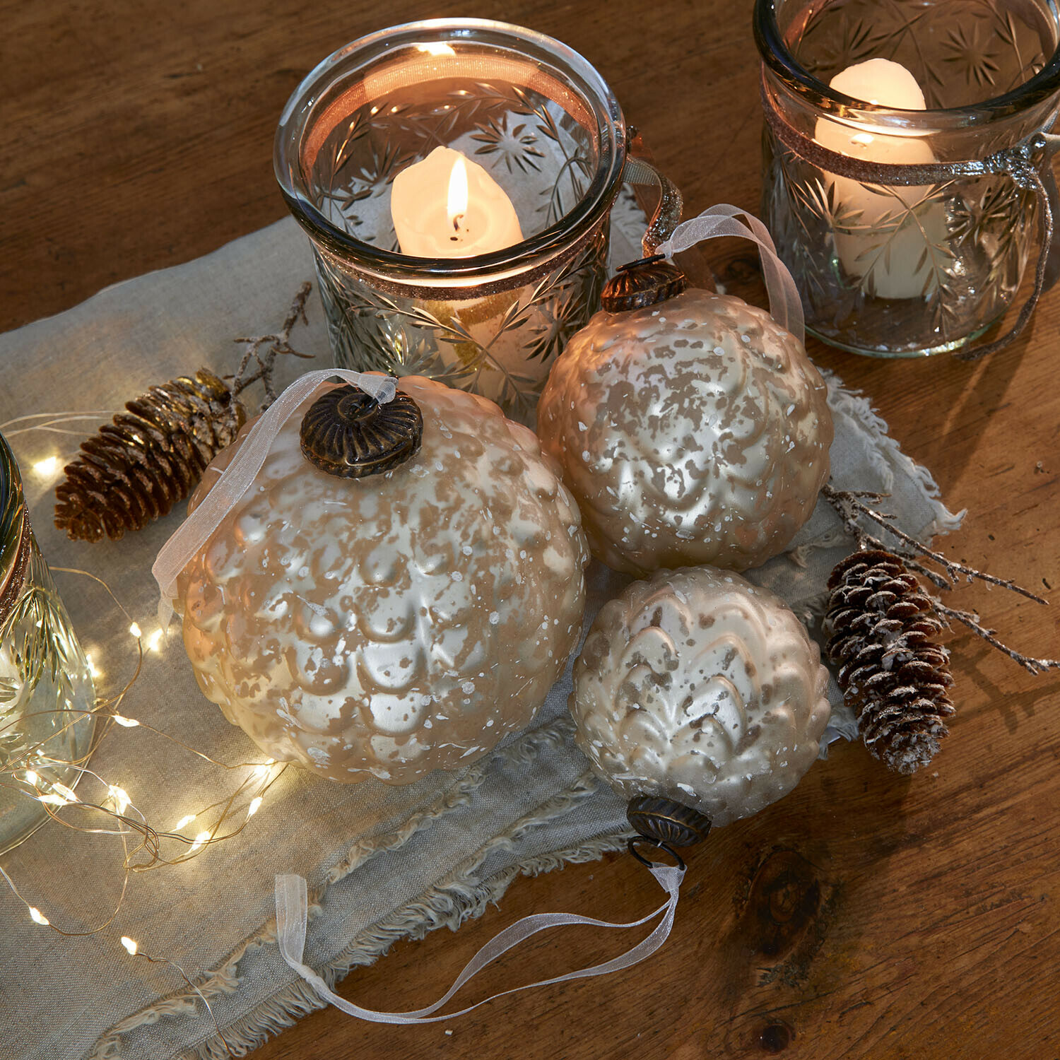 Set di 6 decorazioni per l"albero di Natale Domara Set di tre palline di Natale in vetro perlato con motivo decorativo e candele accese sullo sfondo