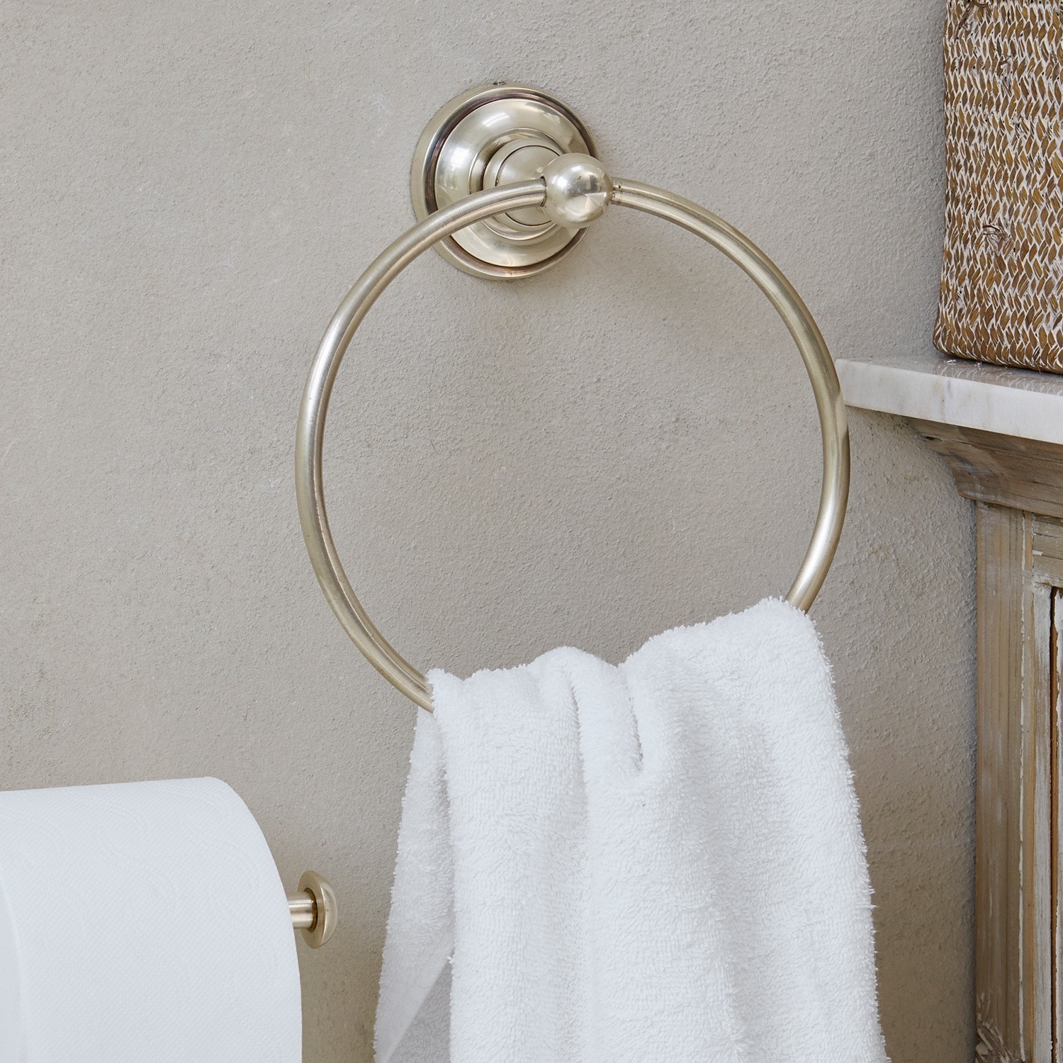 Portasciugamani Cullen Porta asciugamani rotondo in metallo color oro antico montato su parete bagno