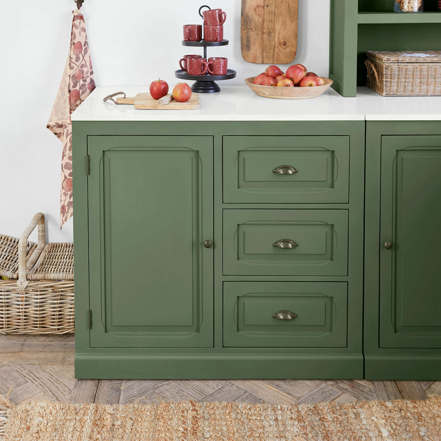 Mobile per la cucina Lansbury Credenza da cucina verde in legno con piano bianco e tazze rosse su portatazze