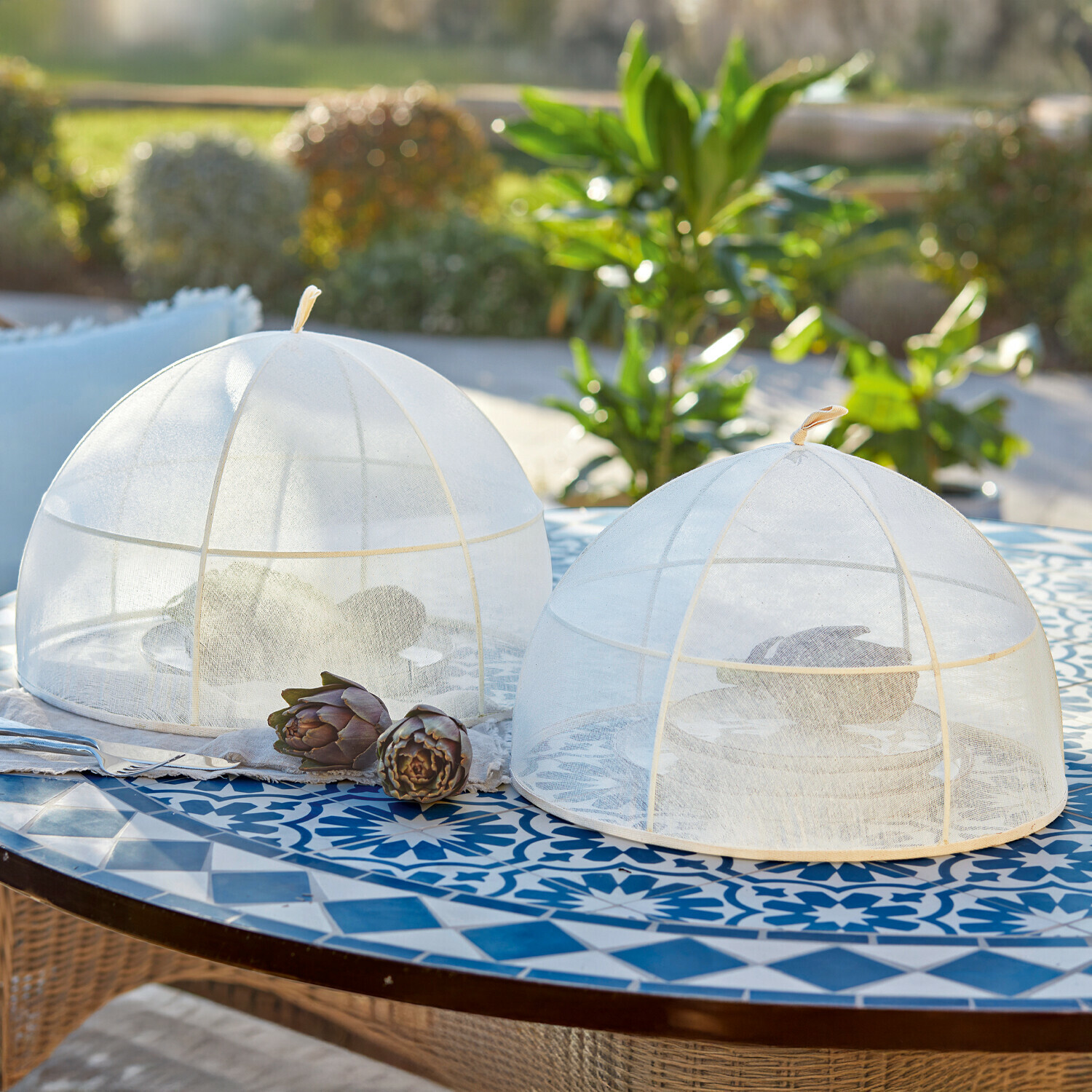 Coppia di coprivivande Ognéville Due coperture bianche in rete per cibo su tavolo blu decorato, protezione anti-insetti all'aperto