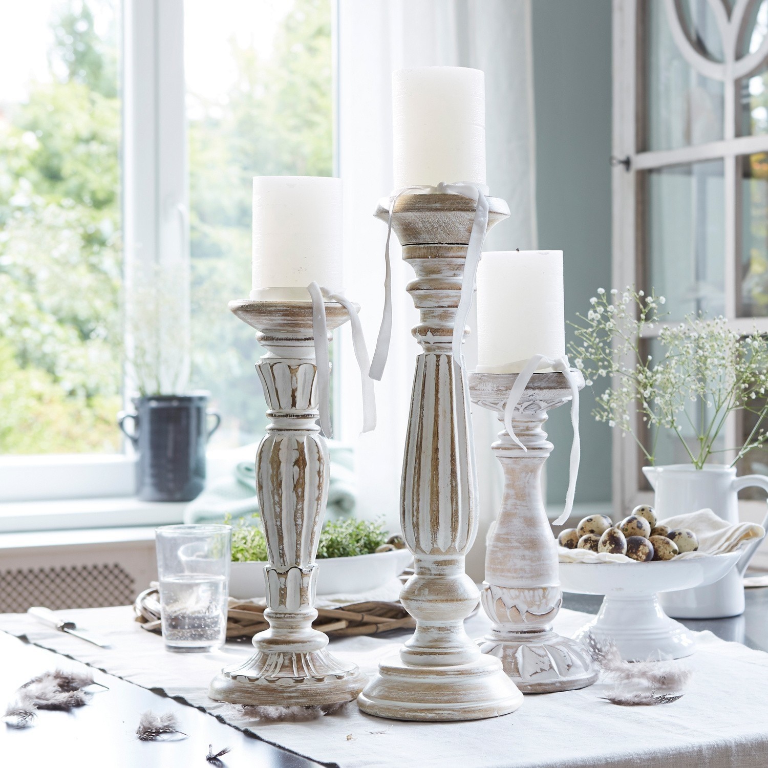 Set di 3 candelieri Folligny Set di tre candelabri in legno bianco effetto invecchiato per decorazione tavolo