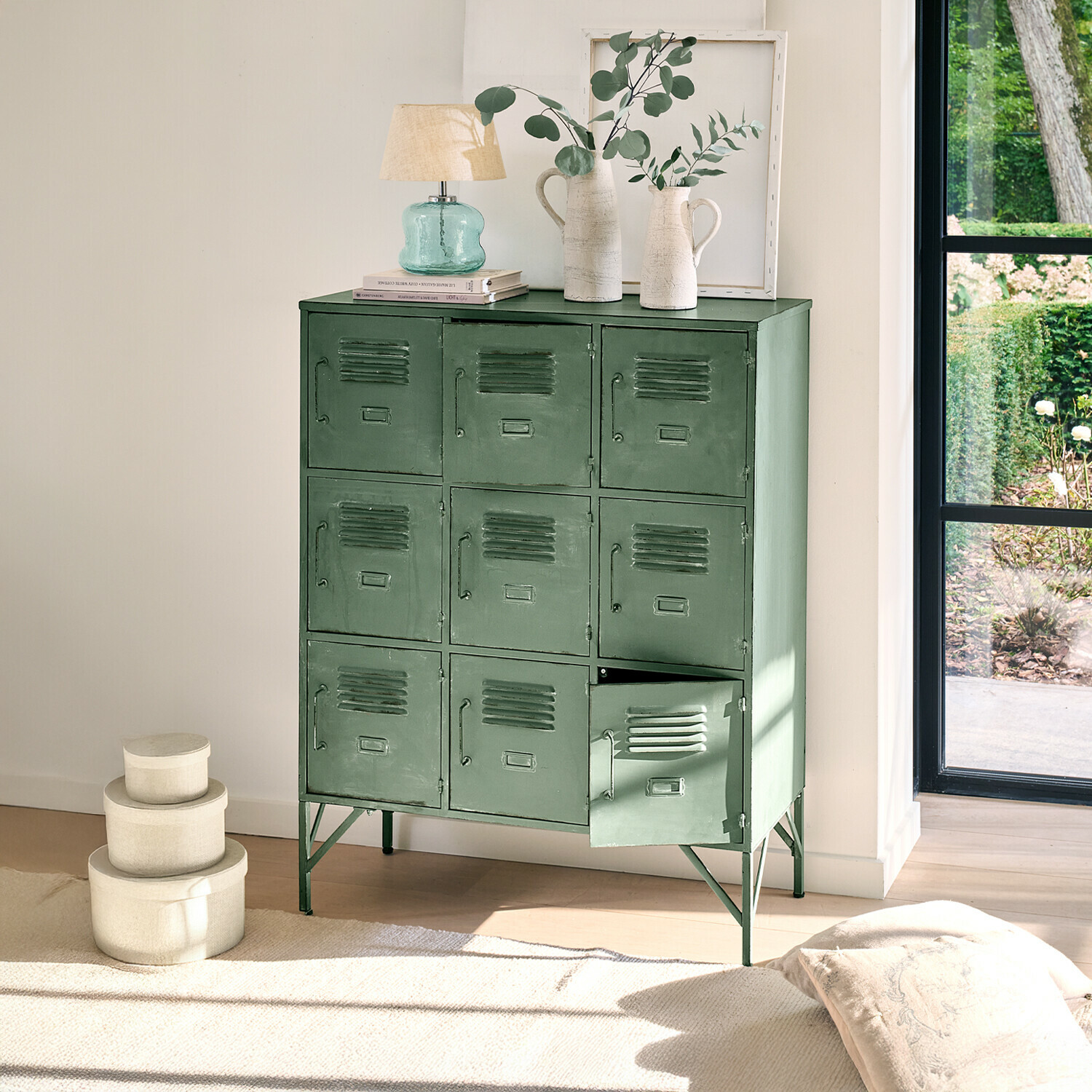 Comò Urillac Armadio metallico verde con nove ante e decorazioni sopra in interno luminoso