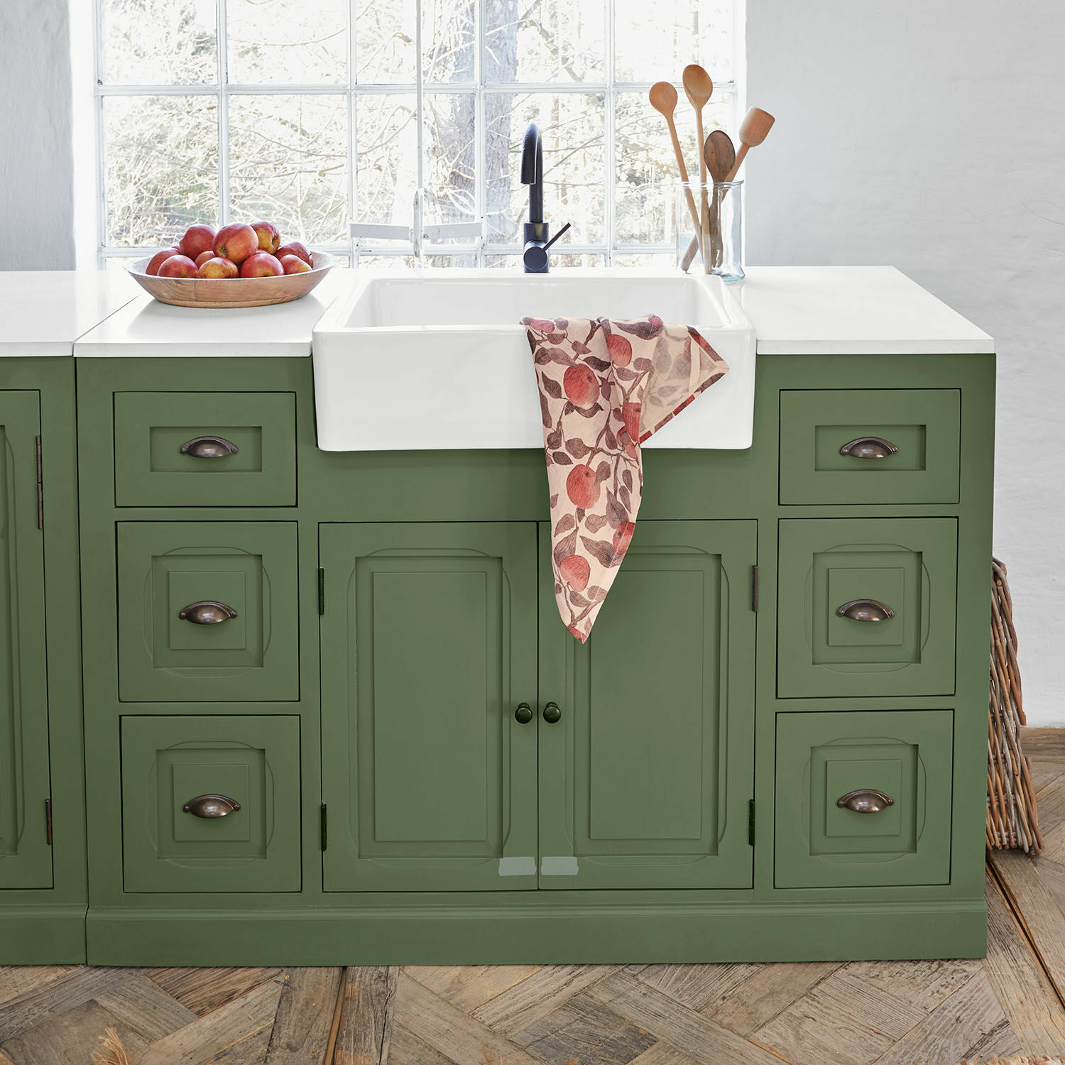 Mobile con lavello Lansbury Mobile da cucina verde con lavello in ceramica bianco e cucchiai di legno sul piano di lavoro