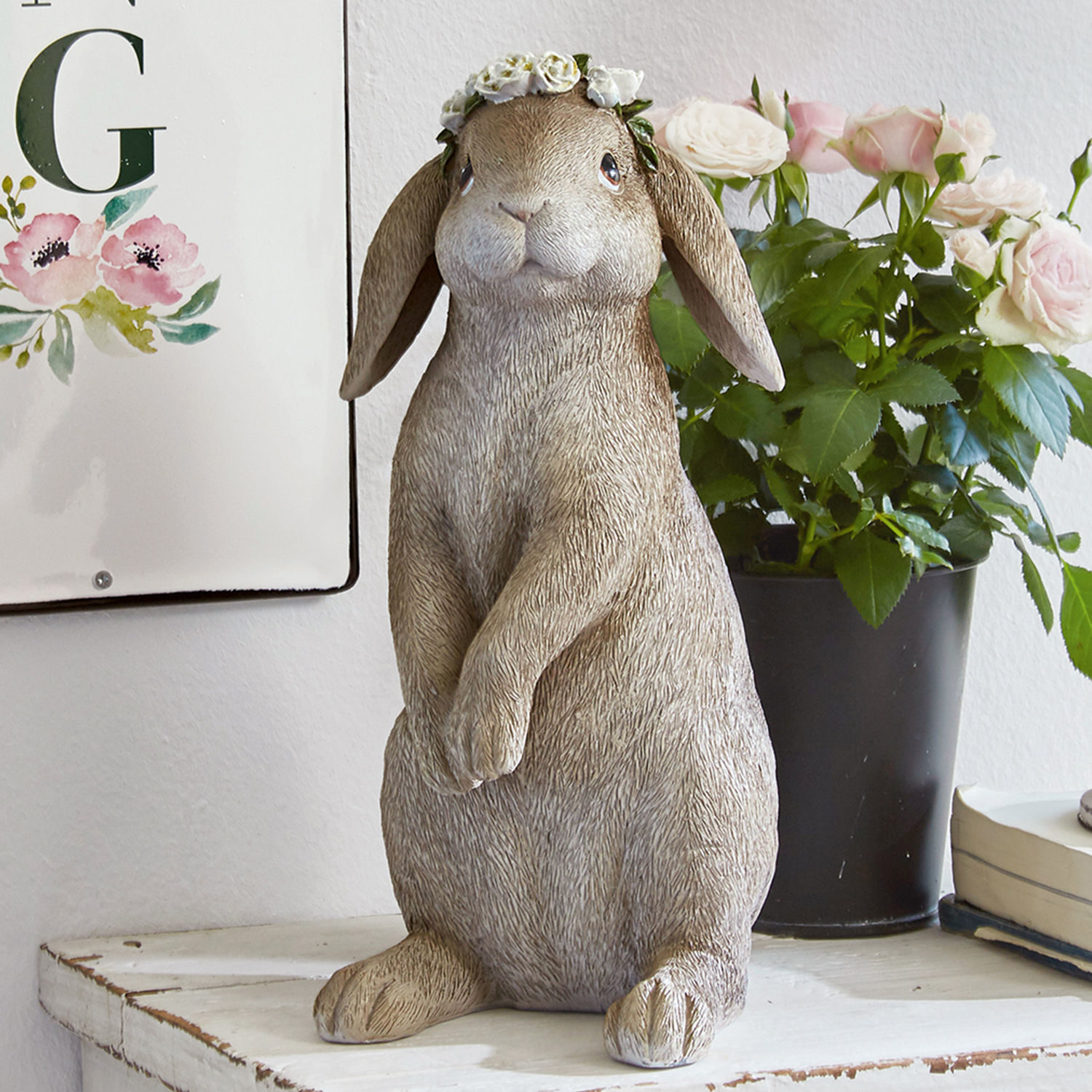 Lepre Sweety Figura di coniglio beige in resina con corona di fiori bianchi, decorazione per interni.
