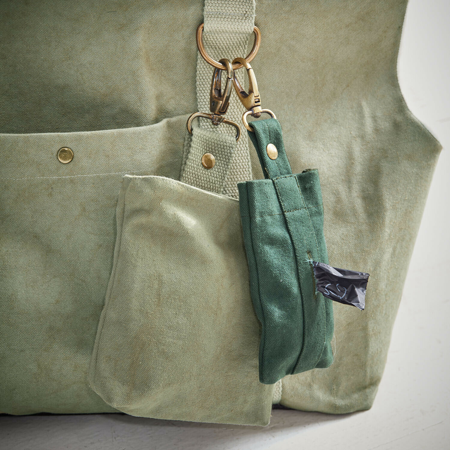 Coppia di bustine per animali Lunapet Borsa in tela beige con portachiavi verde in tessuto e metallo, accessorio pratico per l'uso quotidiano