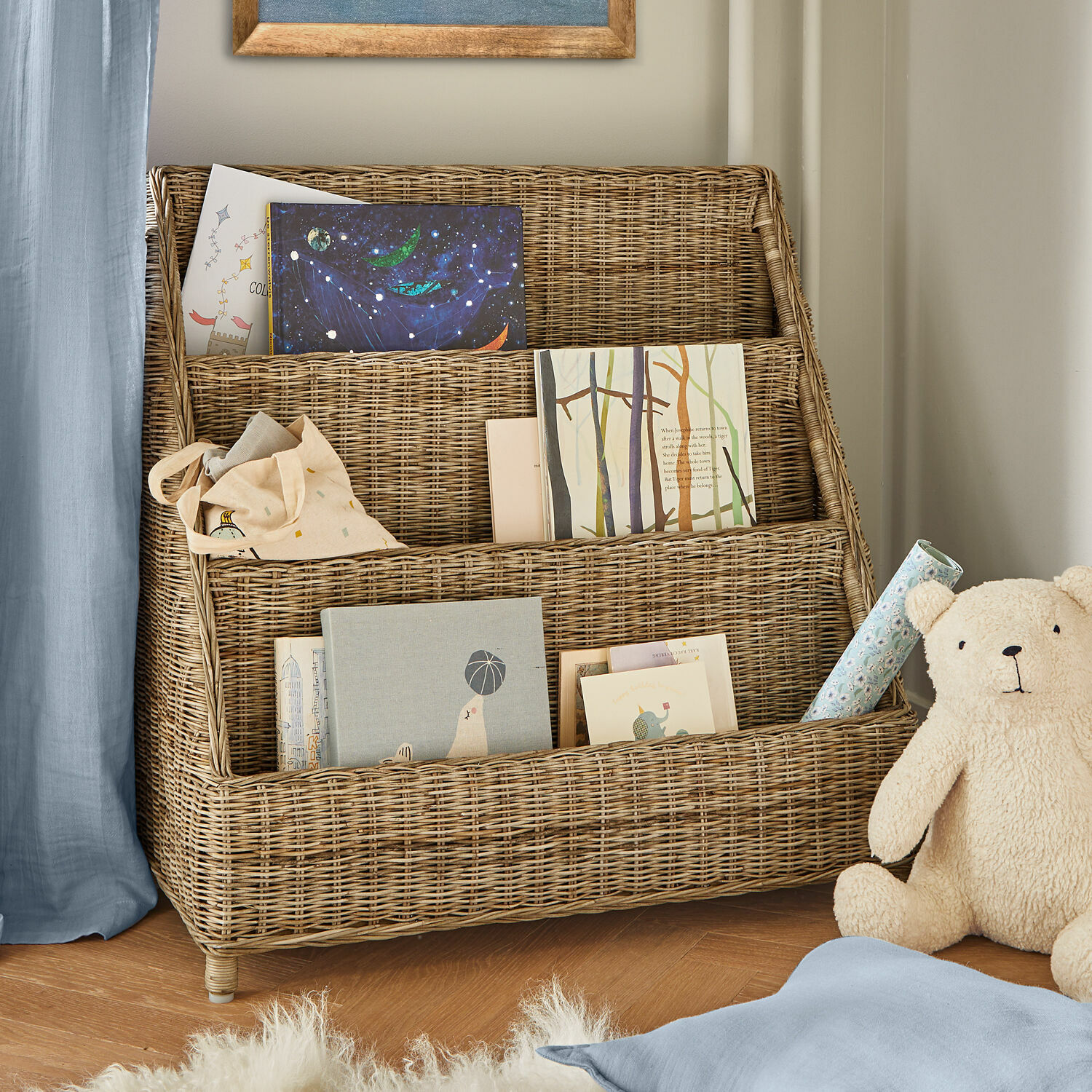Scaffale Trésolia Scaffale a tre livelli in rattan naturale con libri e orsetto di peluche in cameretta